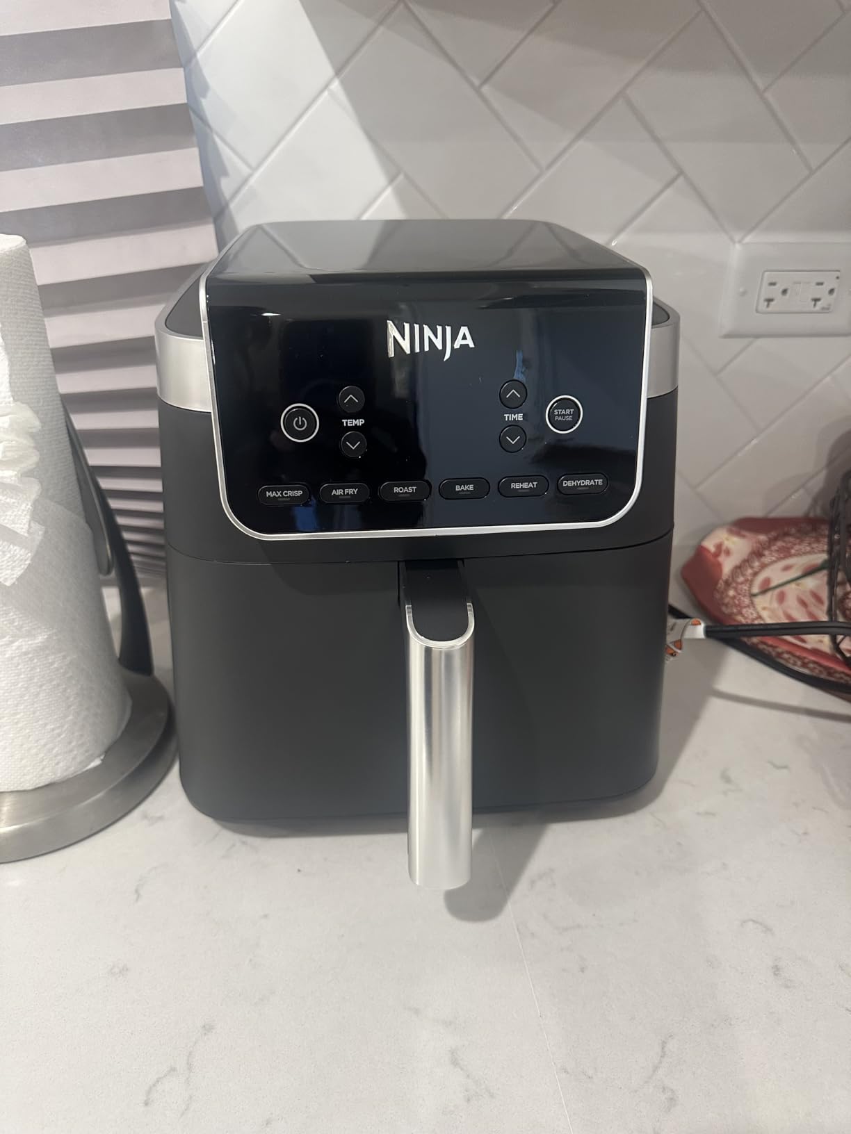 Ninja XL Air Fryer | 5.5 QT Capacity fits 3lbs of Wings | 5-in-1 Air Fry, Roast, Bake, Reheat & Dehydrate | 400°F Max Temp | 1750 Watts | With Dishwasher Safe Parts & Recipe Guide | Grey | AF150AMZ customer photo 1