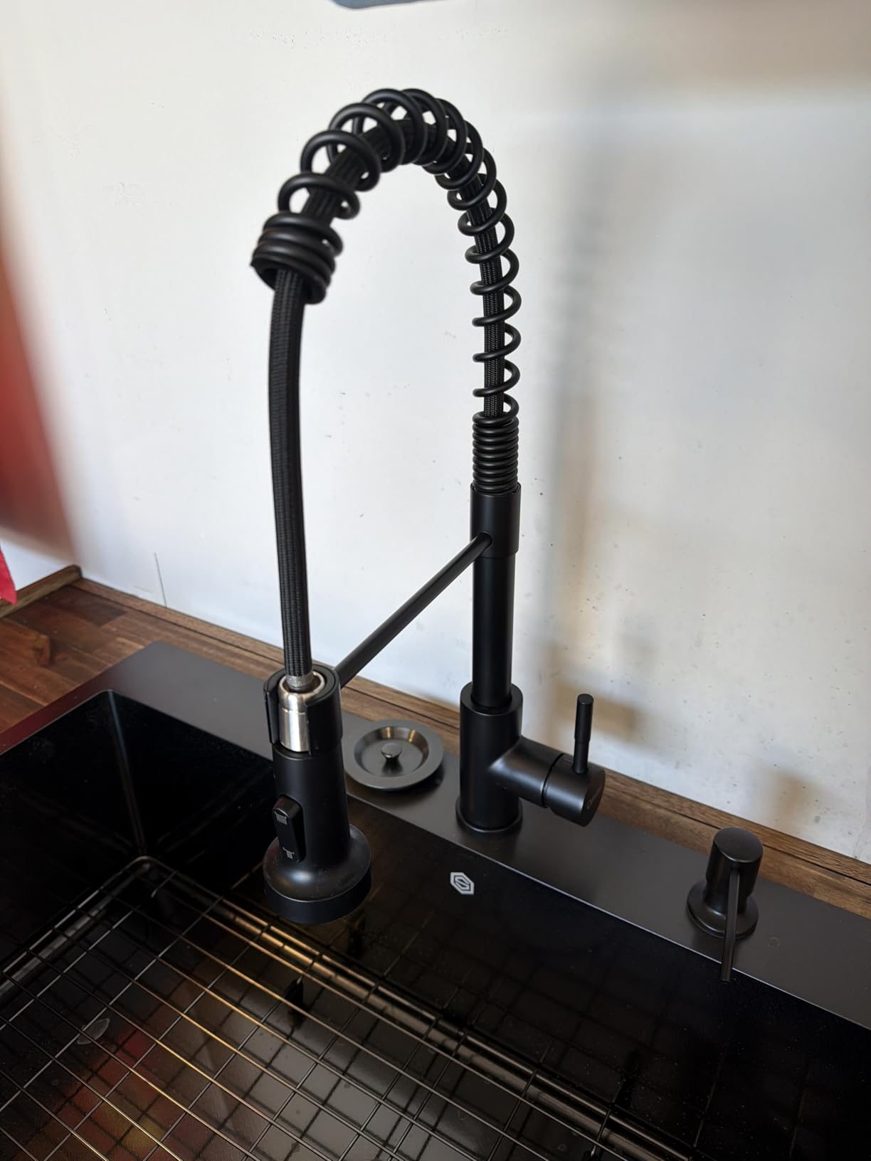 GIMILI Matte Black Touchless Kitchen Faucet with Spring Pull Down Sprayer | Motion Sensor Activated, Hands Free Smart Control, Single Handle, Single Hole Installation, Modern Farmhouse Kitchen Sink Use customer photo 1