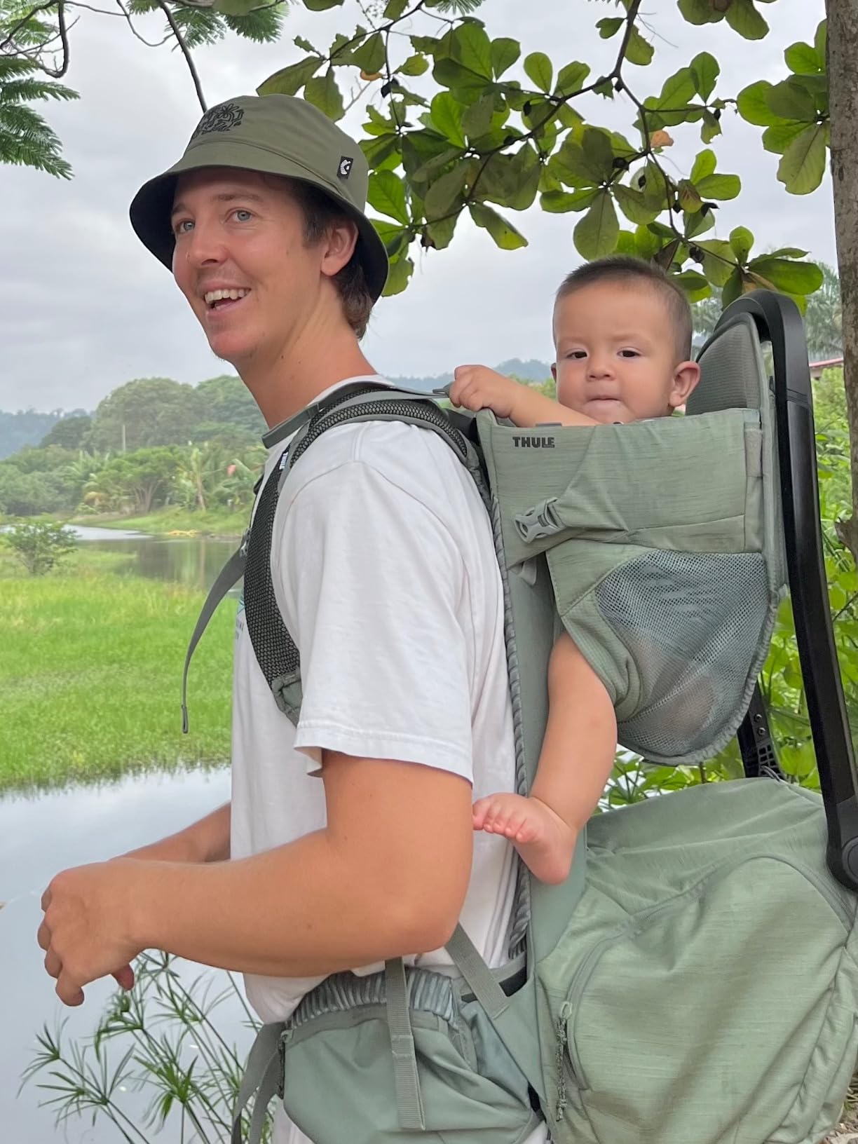 Thule Sapling Child Carrier Backpack - Machine Washable Seat - Self-Standing Frame - Adjustable padded straps for parents - Ergonomic seat with under-leg support for child - UPF 50 Sunshade customer photo 2