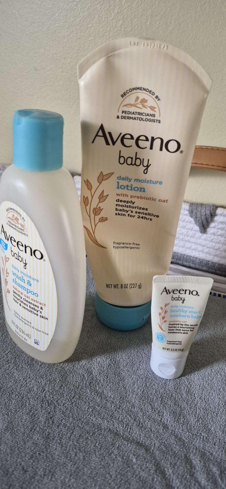Aveeno Baby Welcome Little One Gift Set, Baby Essentials Set with Daily Moisture Wash and Shampoo, Calming Comfort Bath, Sensitive All Over Wipes, Body Lotion, & Healthy Start Balm, 5 Items customer photo 1