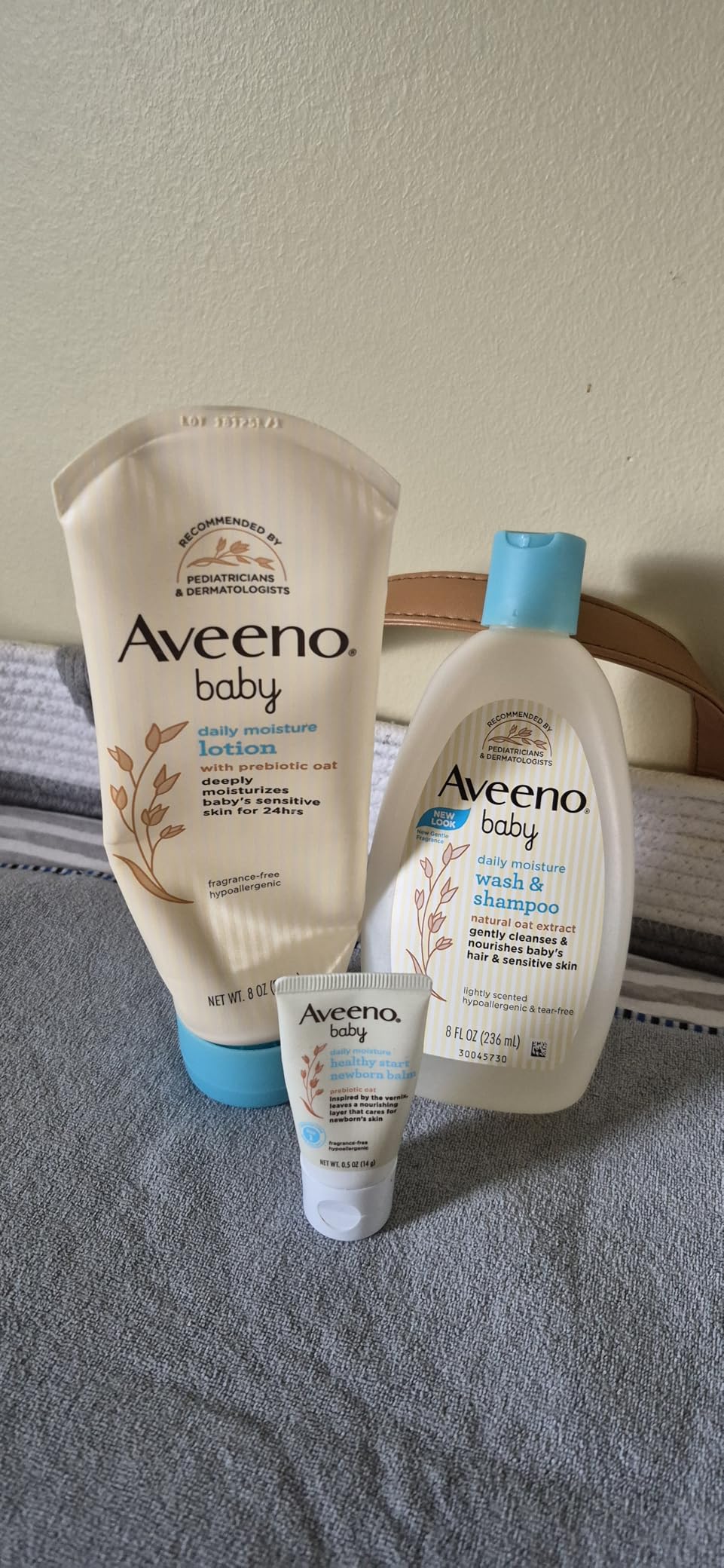 Aveeno Baby Welcome Little One Gift Set, Baby Essentials Set with Daily Moisture Wash and Shampoo, Calming Comfort Bath, Sensitive All Over Wipes, Body Lotion, & Healthy Start Balm, 5 Items customer photo 2