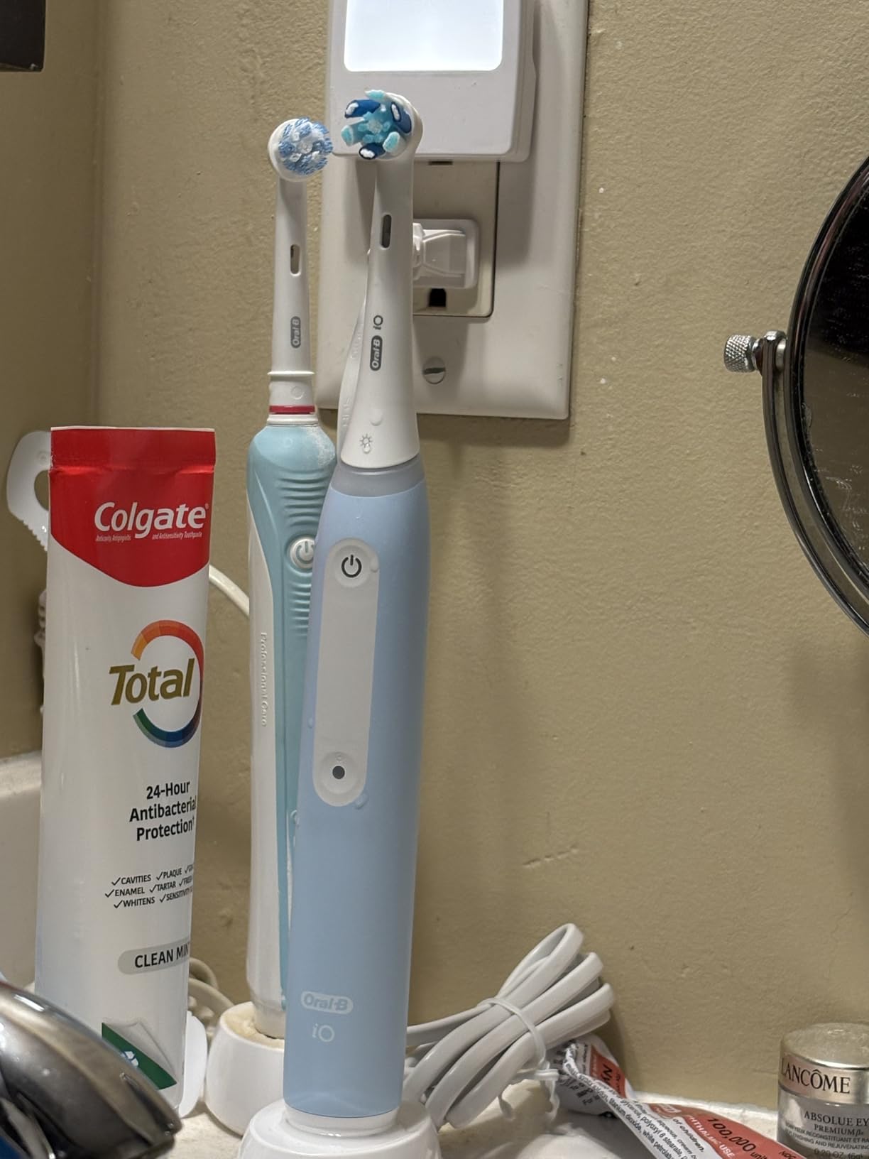 Oral-B iO Series 3 Limited Deep Clean Rechargeable Electric Toothbrush, Black, 3 Modes, Smart Pressure Sensor, Travel Case customer photo 2