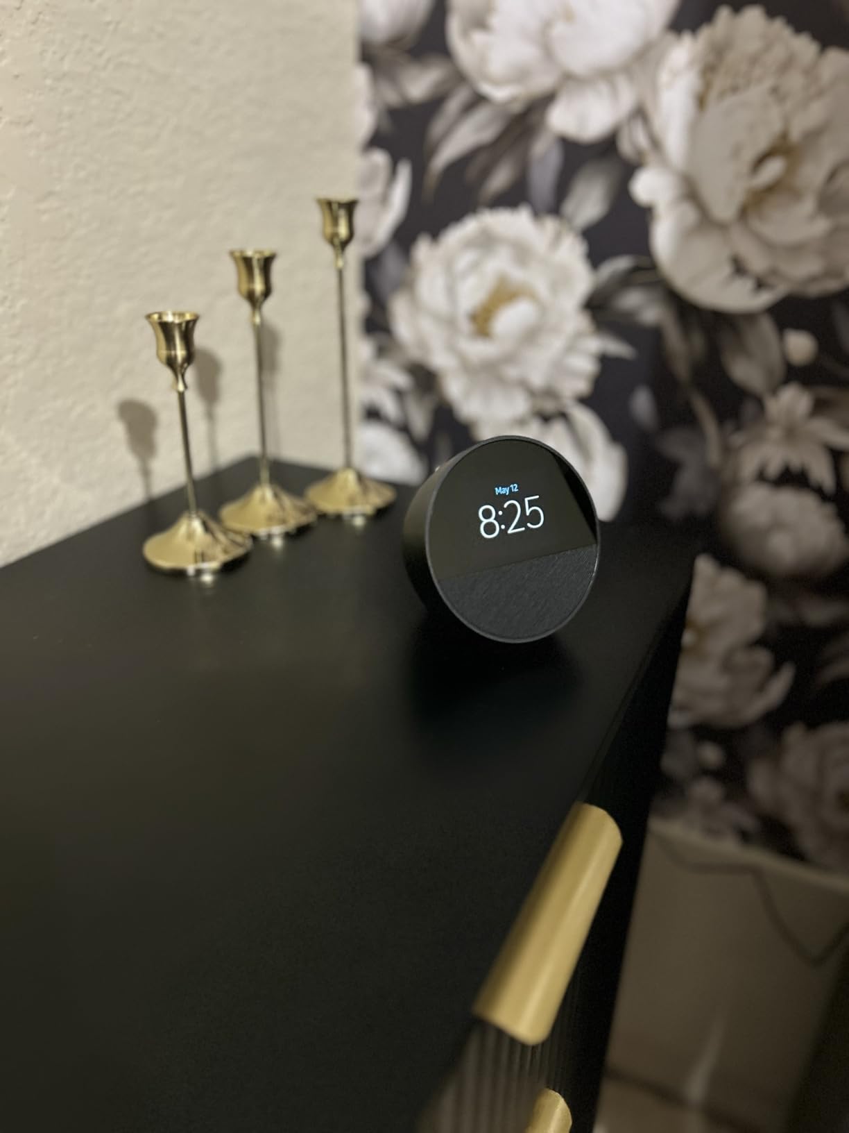 Amazon Echo Spot (newest model), Great for nightstands, offices and kitchens, Smart alarm clock, Designed for Alexa+, Black customer photo 2
