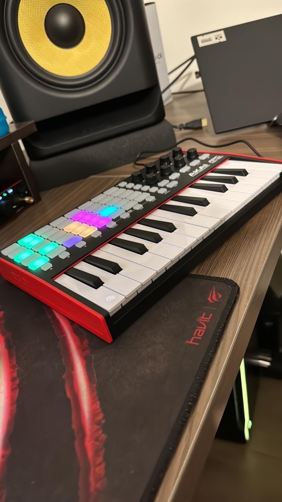 Akai Professional APC Key 25 MK2 - 25-Key USB MIDI Keyboard Controller for Clip Launching with Ableton Live Lite, 40 RGB Pads and 8 Rotary Knobs customer photo 1