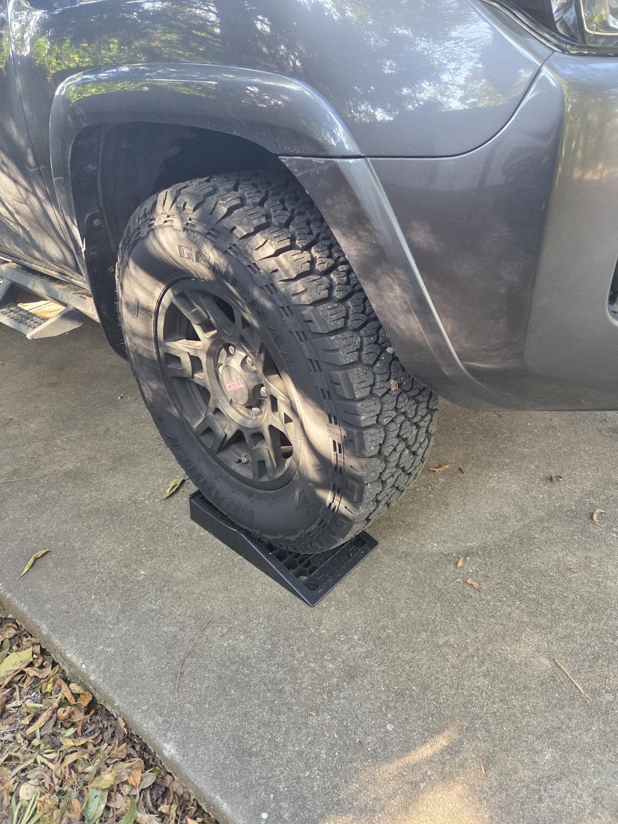 HOXWELL Car Ramps for Jack Support and Lift Vehicle Maintenance, Lightweight Low Profile Car Ramps for Garage, Heavy Duty Tire Ramps for Low Chassis Cars, 17.5''x10''x3.14'' (2PCS) customer photo 1