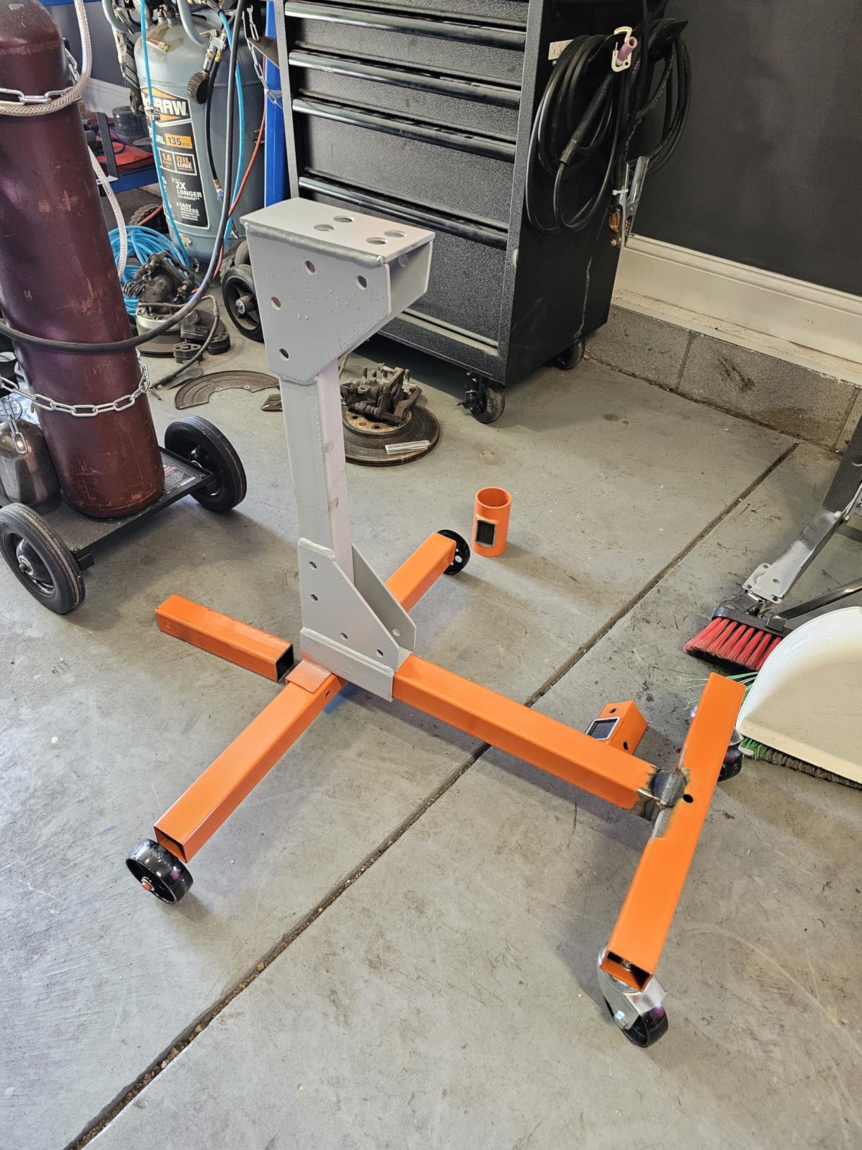 VEVOR Engine Stand, 750 lbs (3/8 Ton) Rotating Engine Motor Stand with 360 Degree Adjustable Head, Cast Iron Motor Hoist Dolly, 4-Caster, 4 Adjustable Arms, for Vehicle Maintenance, Auto Repair customer photo 2