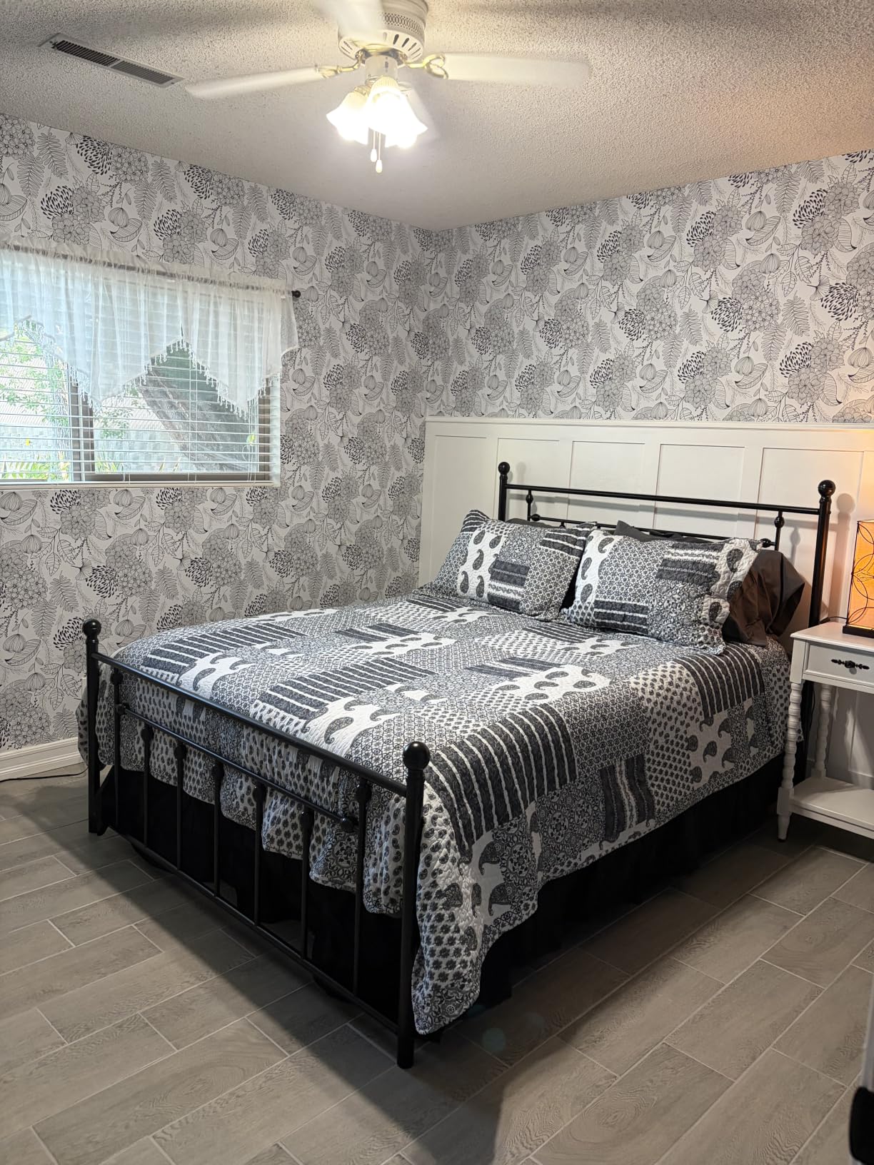 Allewie 14 Inch Queen Size Metal Platform Bed Frame with Victorian Vintage Headboard and Footboard/Mattress Foundation/Under Bed Storage/No Box Spring Needed/Easy Assembly/Noise Free/Black customer photo 2