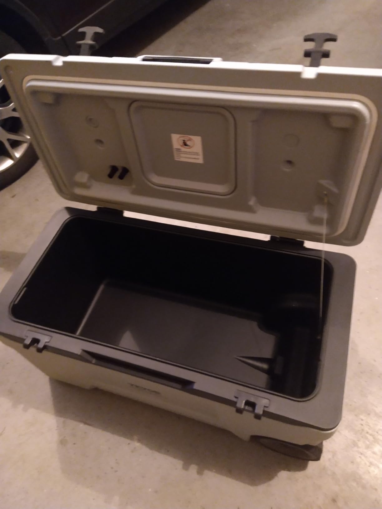 VEVOR Ultra-Light Hard Cooler, Ice Retention Cooler with Heavy Duty Handle, Ice Chest Lunch Box for Camping, Travel, Outdoor, Keeps Cool for up to 6 Days, 30% Lighter Than Rotomolded Coolers customer photo 2