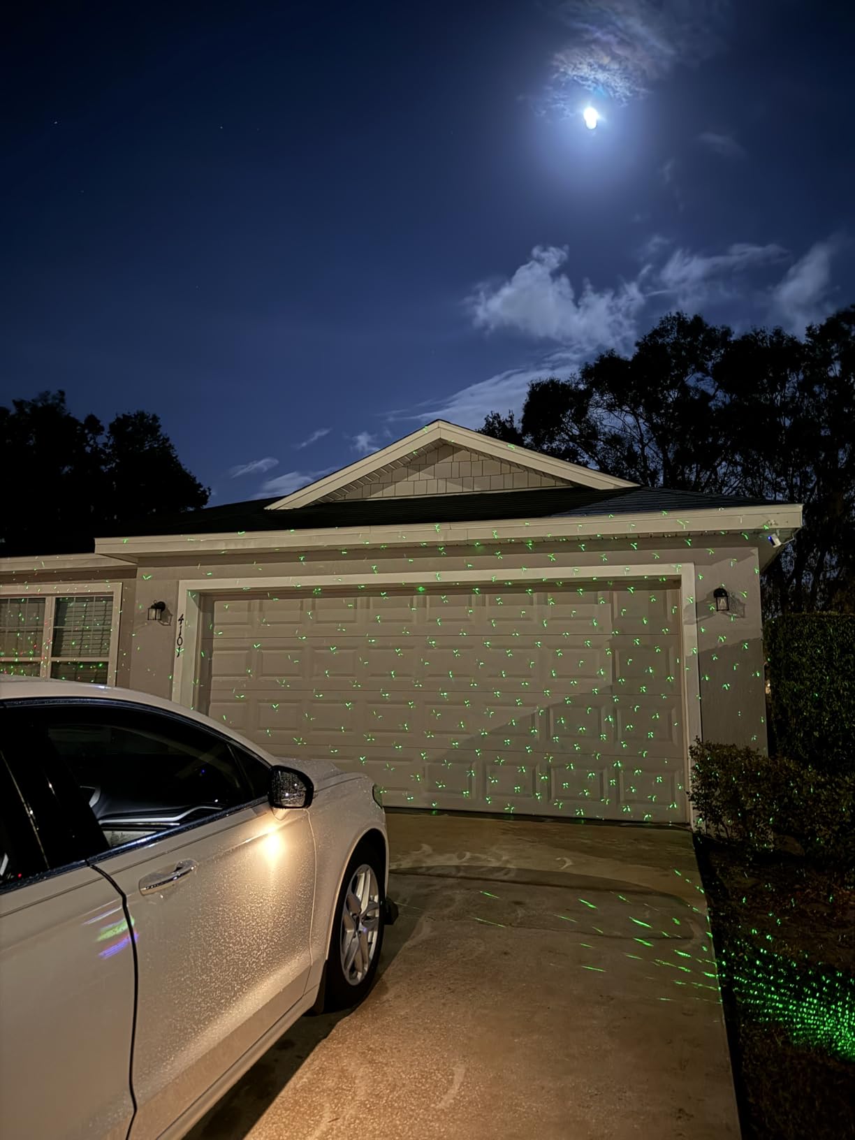 SUNFUCAN Laser Christmas Projector Lights Outdoor, Outdoor Garden Laser Light, Landscape Lights with Red and Green Stars, IP65 Waterproof,Cold Resistant. Suitable for Holiday, Party, Garden Decoration customer photo 2