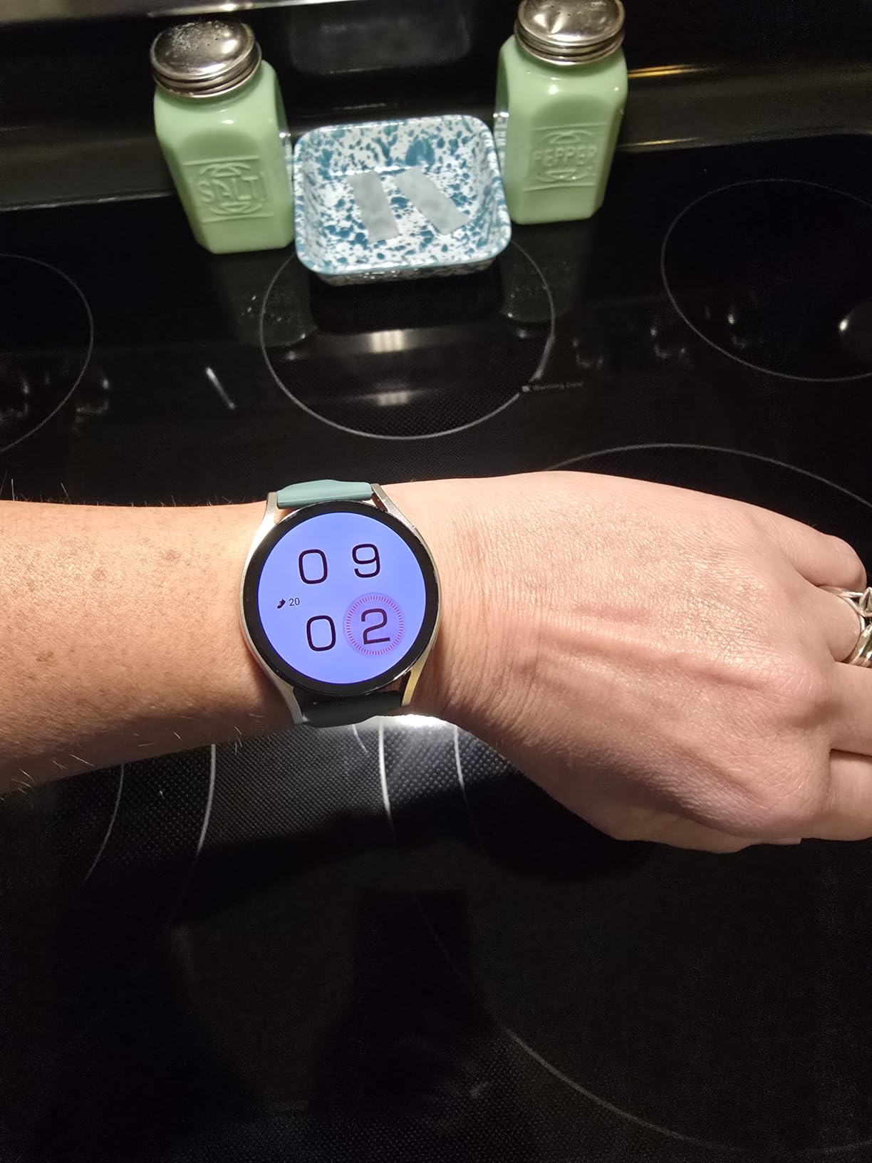 SAMSUNG Galaxy Watch 6 40mm Bluetooth Smartwatch w/ Fitness Tracker, Personalized HR Zones, Advanced Sleep Coaching, Heart Monitor, BIA Sensor, US Version, Gold (Renewed) customer photo 1