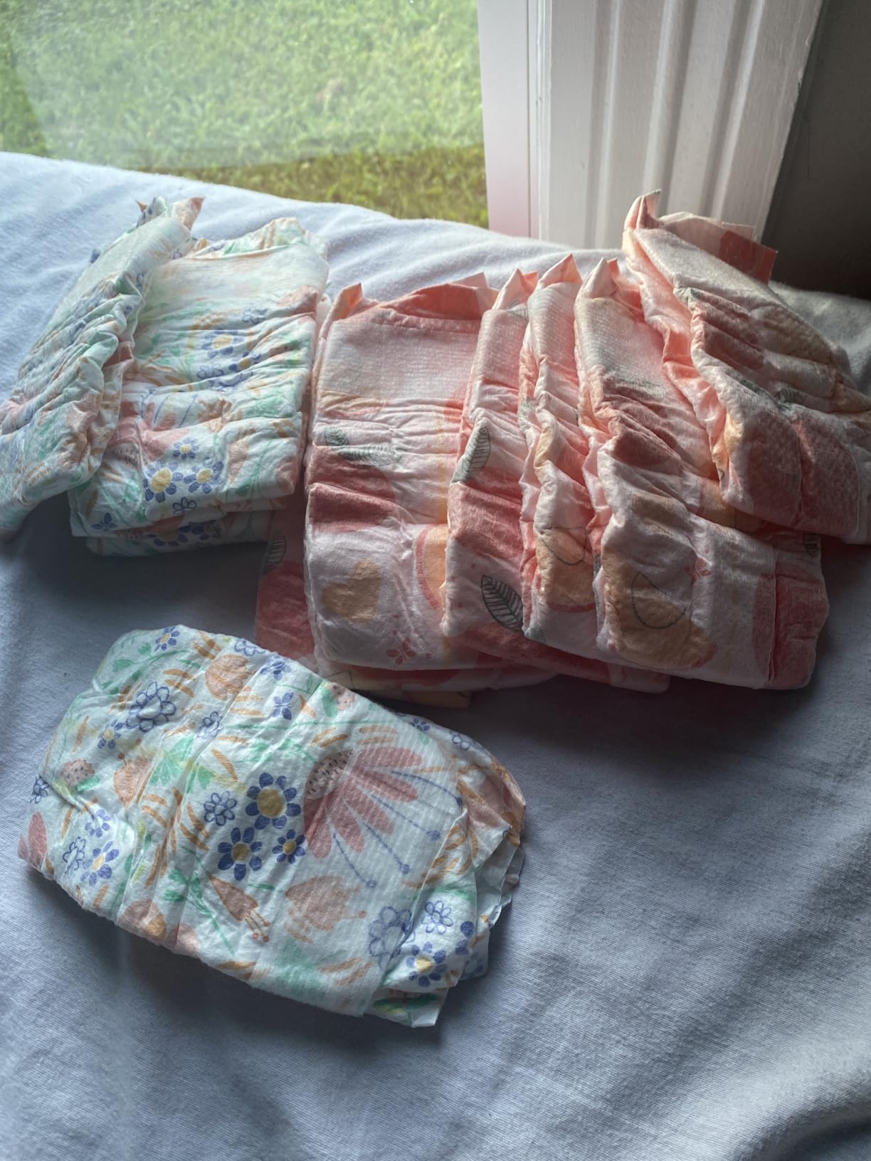 The Honest Company Comfort Dry Disposable Daytime Diapers, Hypoallergenic, Fragrance-Free, Sensitive Skin, Just Peachy + Flower Power, Super Club Box Size 3 (16-28 lbs), 120 Count customer photo 2