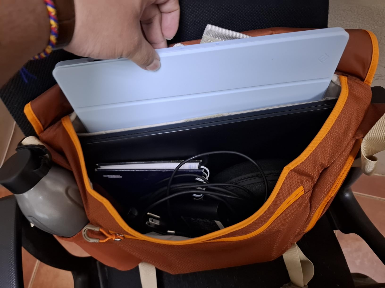Osprey Daylite 12L Messenger Bag - Durable Crossbody Shoulder Bag with Laptop Sleeve and Bottle Pocket customer photo 1
