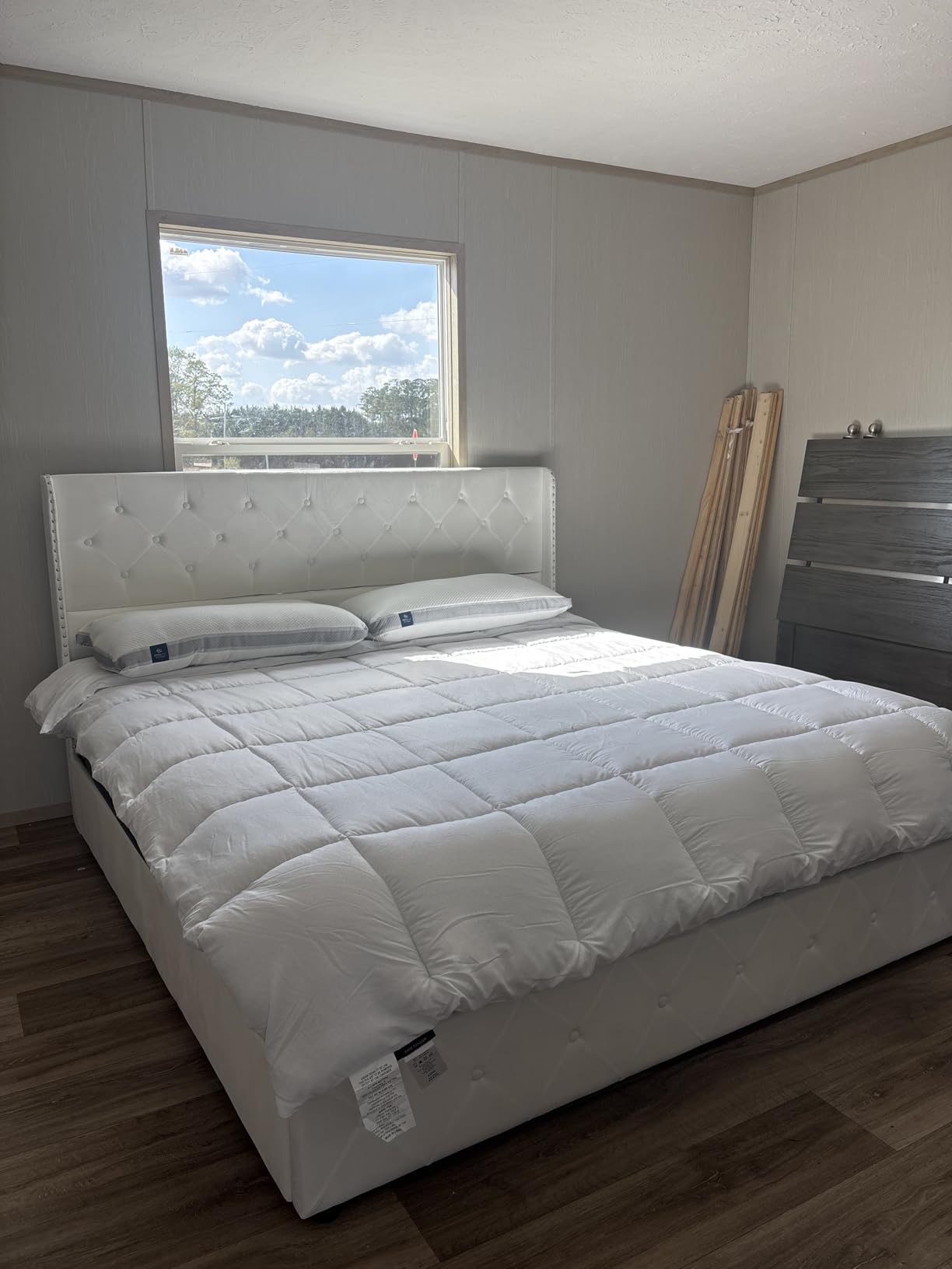LARMACE Queen Size Bed Frame with 4 Storage Drawers and 47.2