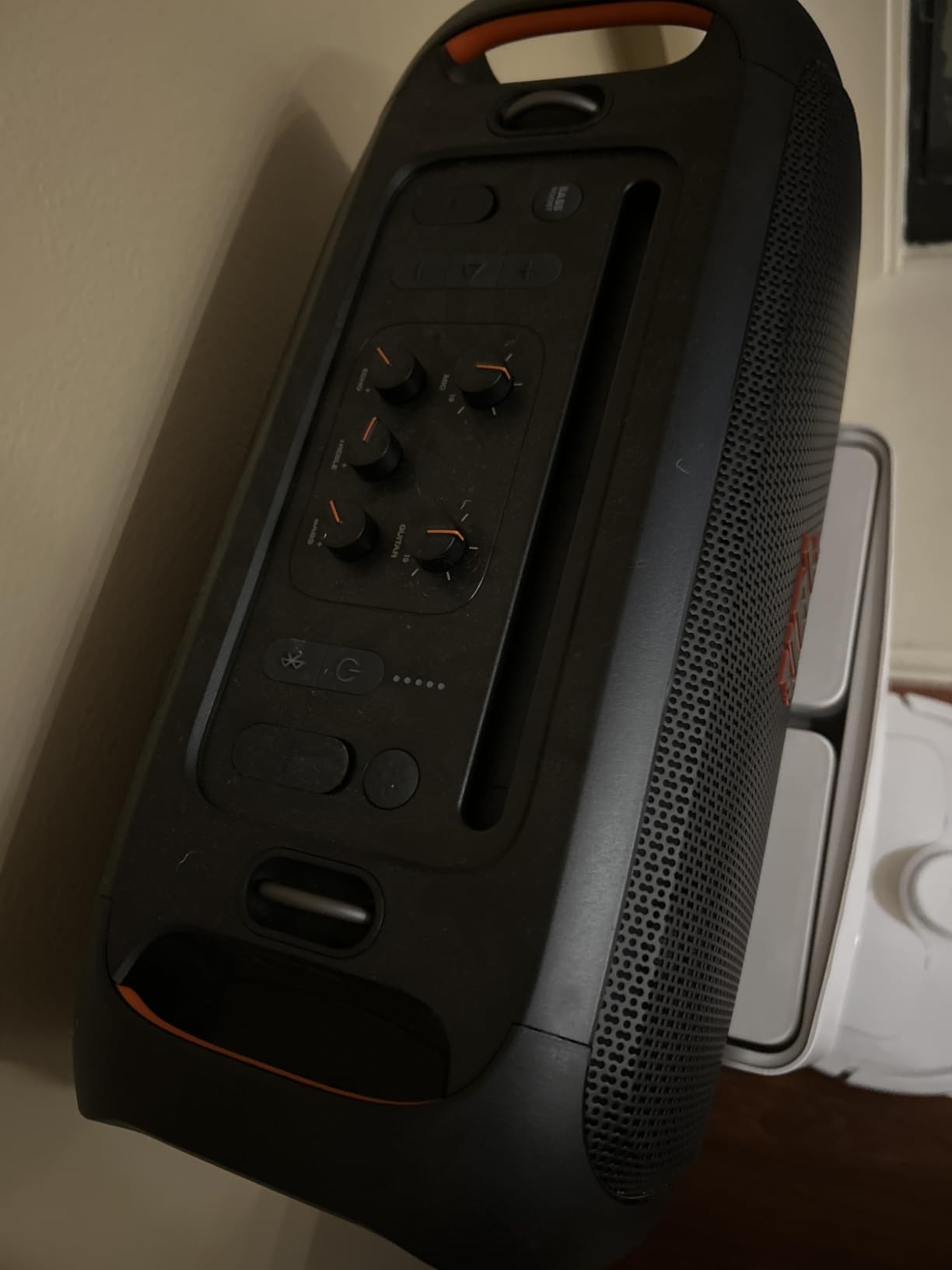 PartyBox On-The-Go Essential - Portable Party Speaker with Built-in Lights and Wireless mic, Amazing JBL Pro Sound, IPX4 splashproof Protection, 6 Hours of Playtime, Convenient Shoulder Strap customer photo 1