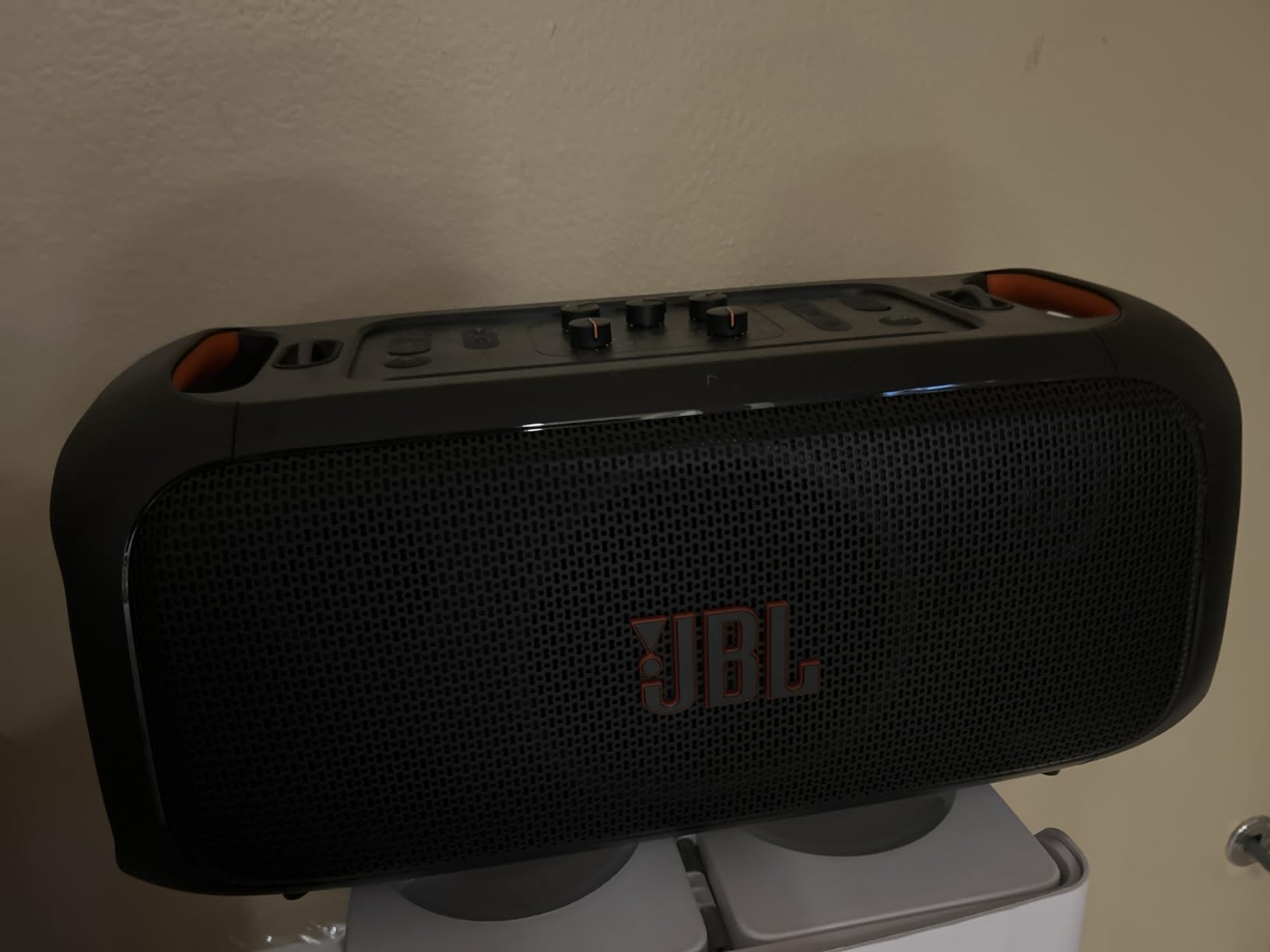 PartyBox On-The-Go Essential - Portable Party Speaker with Built-in Lights and Wireless mic, Amazing JBL Pro Sound, IPX4 splashproof Protection, 6 Hours of Playtime, Convenient Shoulder Strap customer photo 2