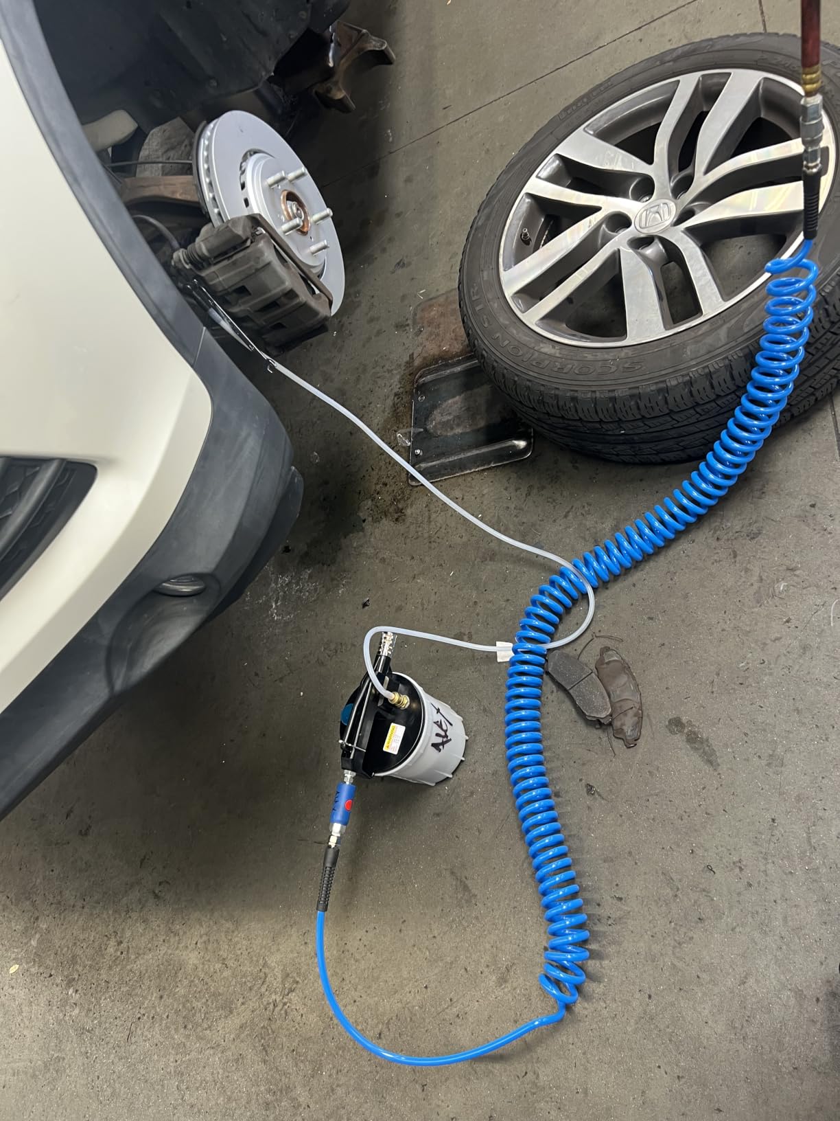 2L Vacuum Brake Bleeder - Vacuum Brake Bleeder Kit with Brake Fluid Extractor and 1L Refilling Bottle with Adapters customer photo 1