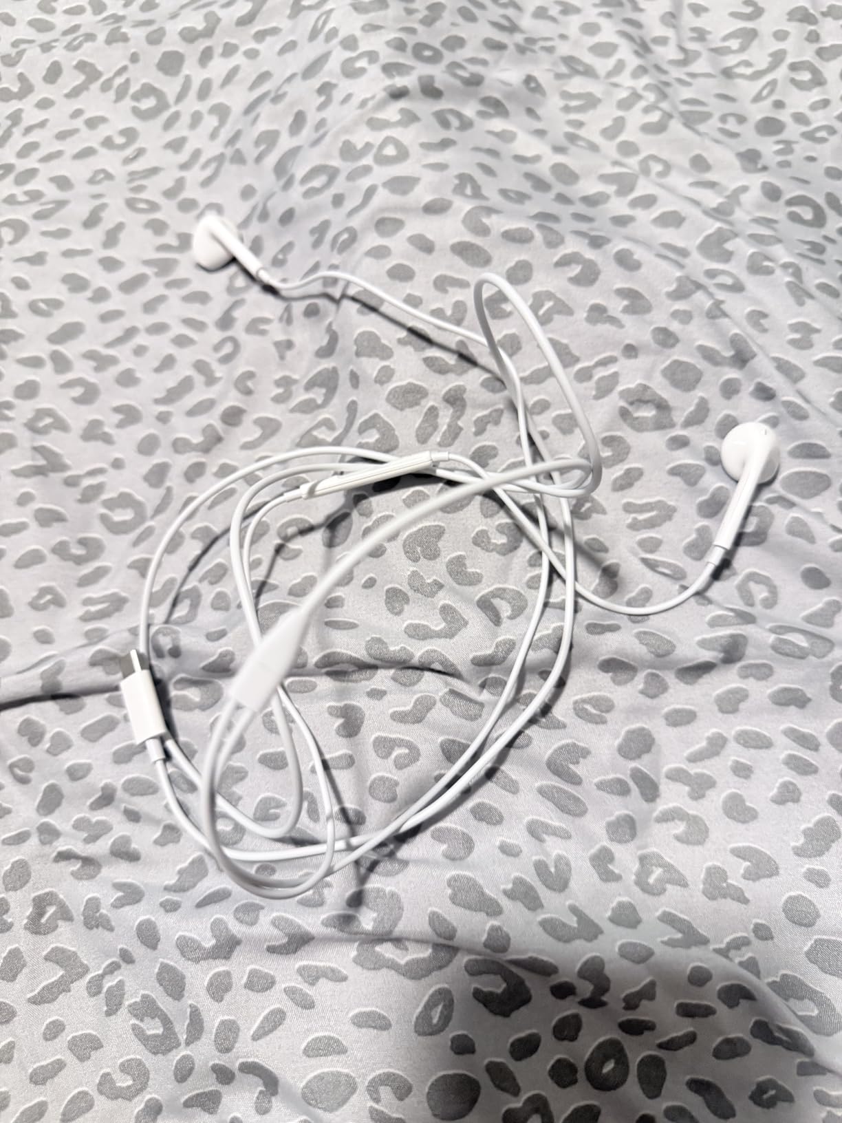 EarPods Headphones with USB-C Plug, Wired Ear Buds with Built-in Remote to Control Music, Phone Calls, and Volume customer photo 1