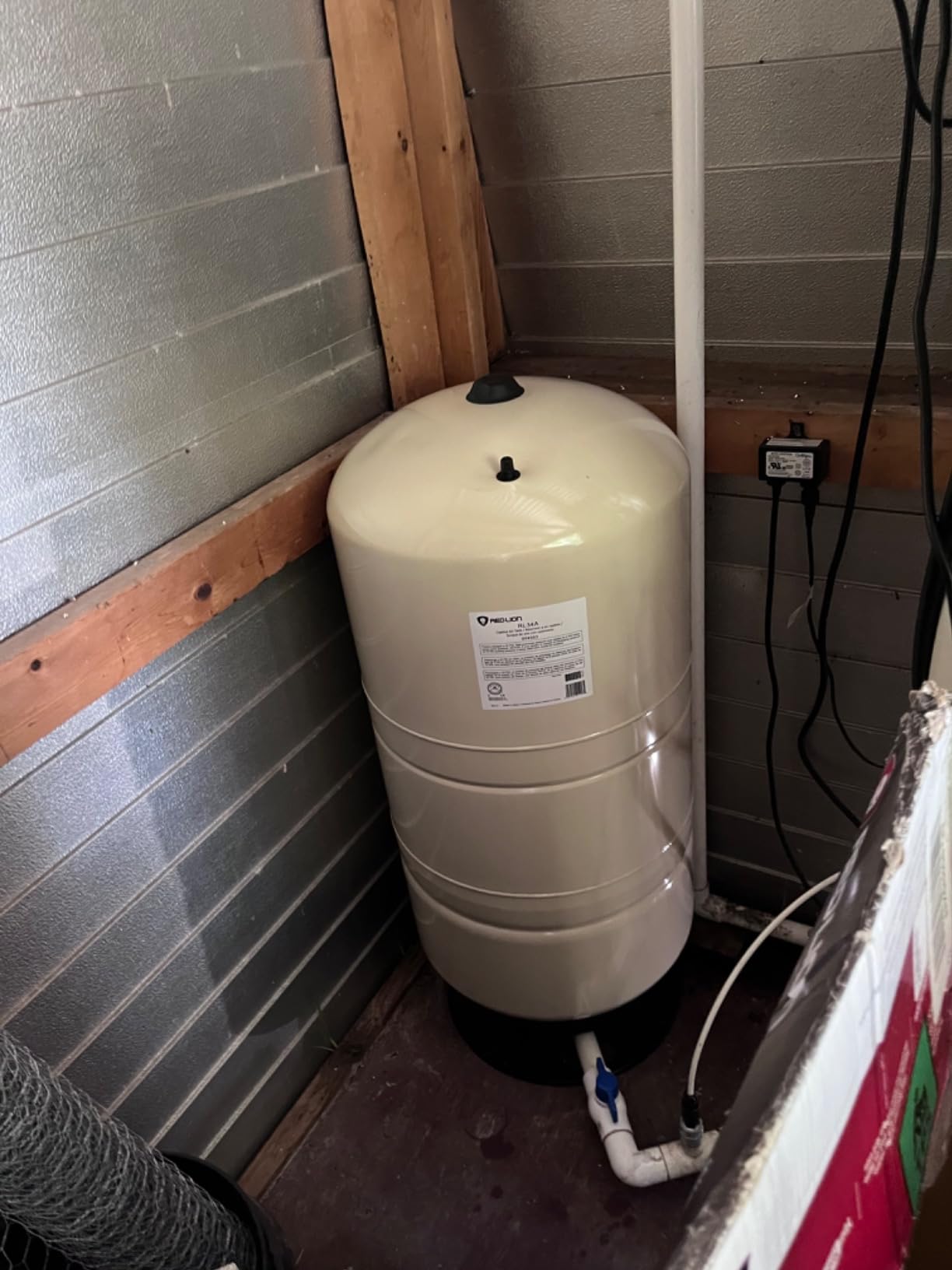 Red Lion RL20A - 20-Gallon Vertical Pre-Charged Pressure Tank with Thermoplastic Base for Well Pumps, 1-Inch FNPT Elbow System Connection, Almond, 604682 customer photo 2
