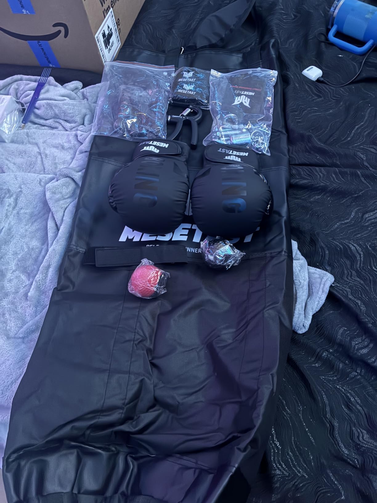 Mesetast Punching Bag for Adults, 4ft Heavy Boxing Bag Set with 12 OZ Gloves for MMA Karate Kickboxing Boxing - Unfilled customer photo 2