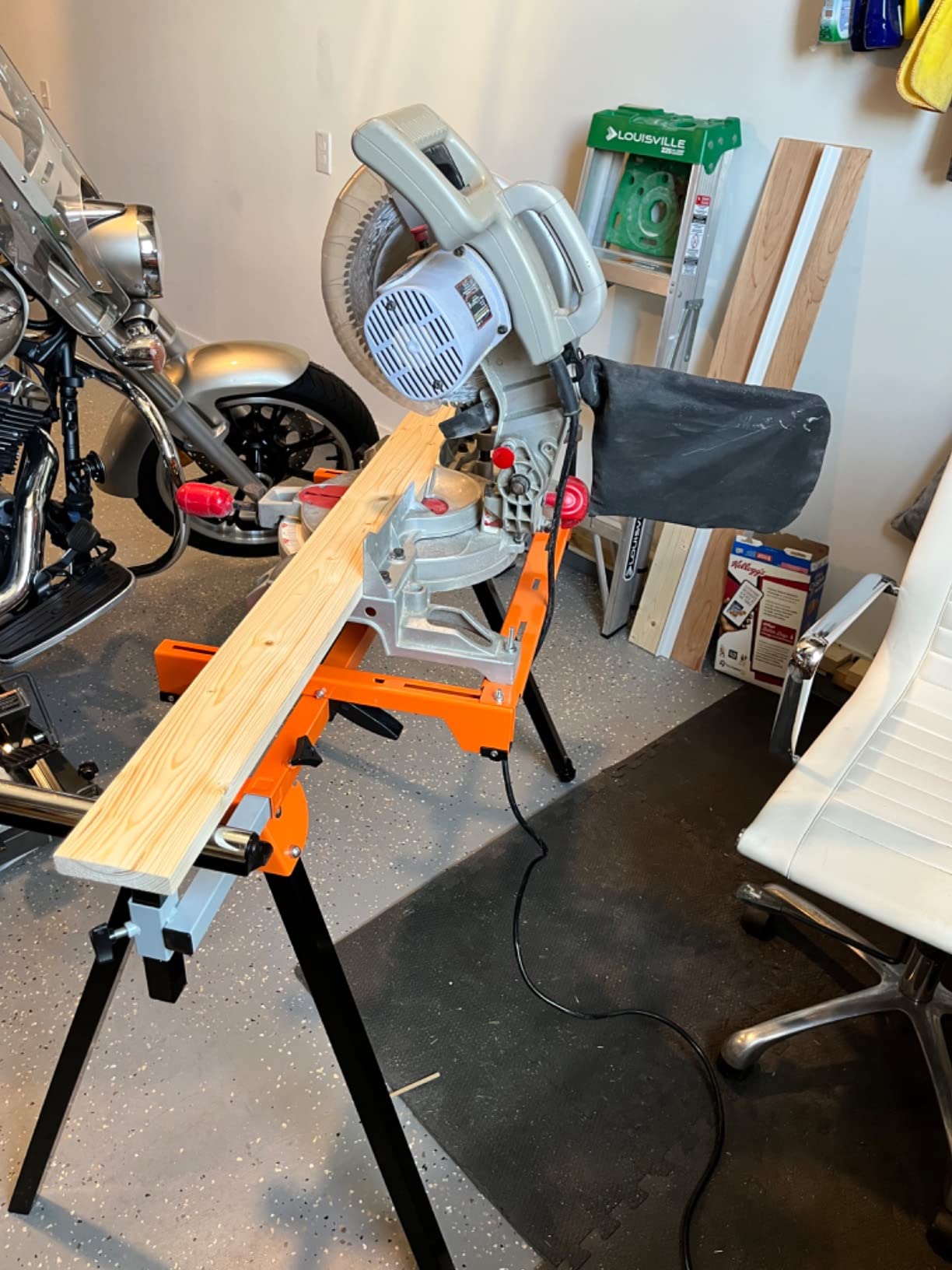 VEVOR Miter Saw Stand, 93in Collapsible Miter Saw Stand with Integral Mounting Bracket Clamp, Height and Length Adjustable, 500lbs Load Capacity with Wheels Portable Compact Folding Miter Saw Stand customer photo 2