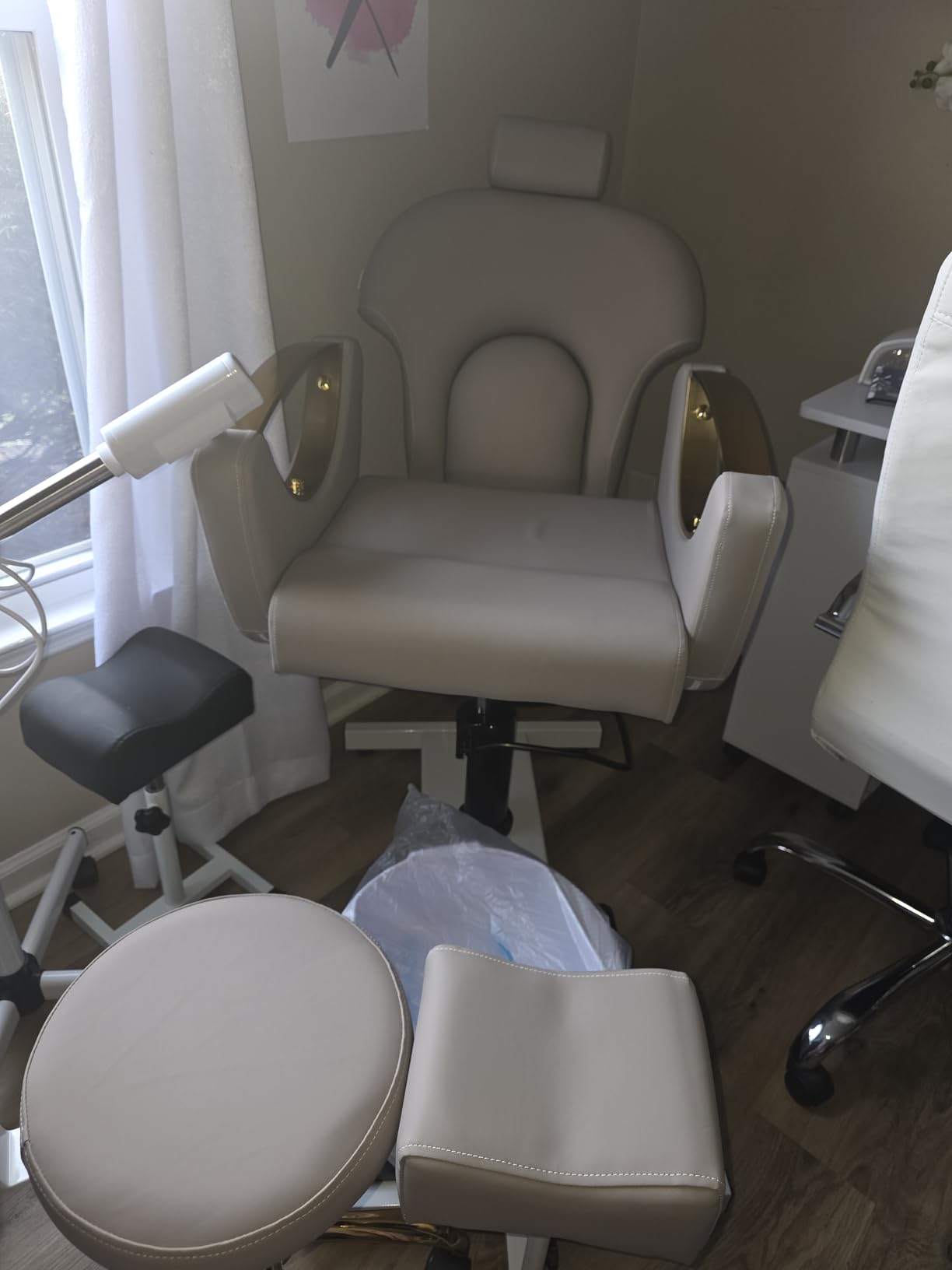 Pedicure Chair No Plumbing, Reclining Pedicure Station Upgraded 360 Swivel Hydraulic Lift with Footrest & Massage Bowl, Hydraulic Pedicure Unit for Foot Spa White customer photo 1