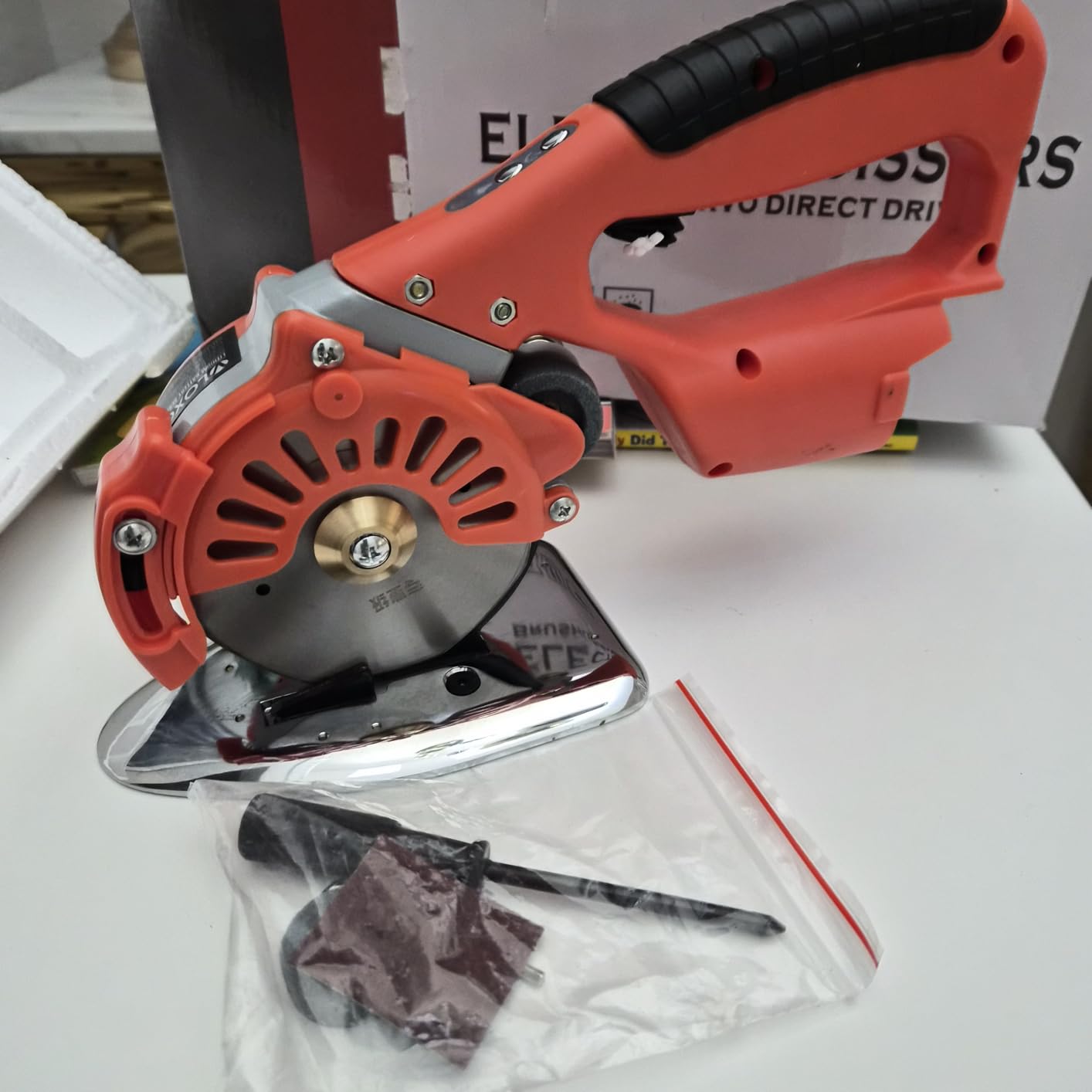 VLOXO Cordless Electric Rotary Scissors Power Fabric Cutter Rechargeable Rotary Cloth Scissors Adjustable Speed Electric Cutter with 2 Battery for Cutting Fabric Carpet Leather Multi-Layer Cloth customer photo 2