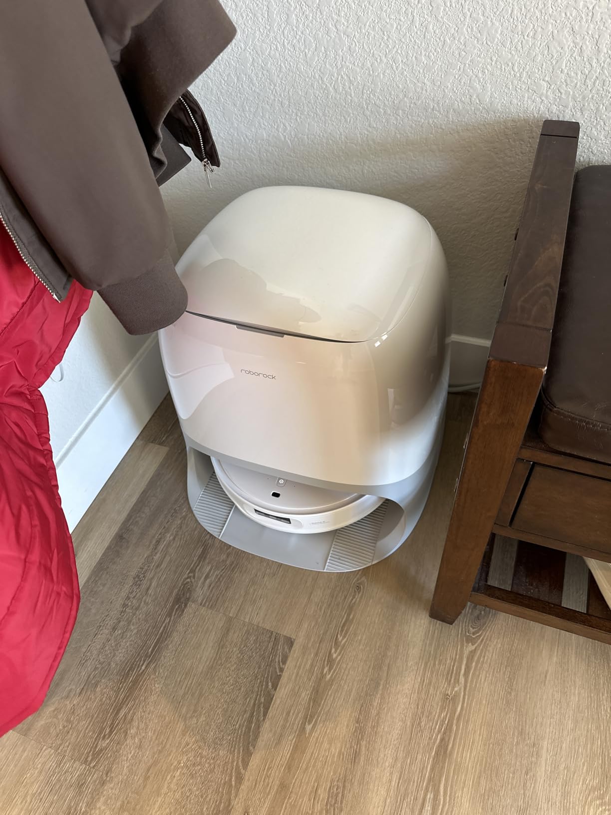 Roborock Qrevo CurvX Robot Vacuum and Mop, 22,000Pa Suction, 3.14'' Ultra Slim, Zero-Tangling Design, Reactive AI Obstacle Recognition, AdaptiLift Chassis, Auto Hot Water Mop Washing & Drying customer photo 1