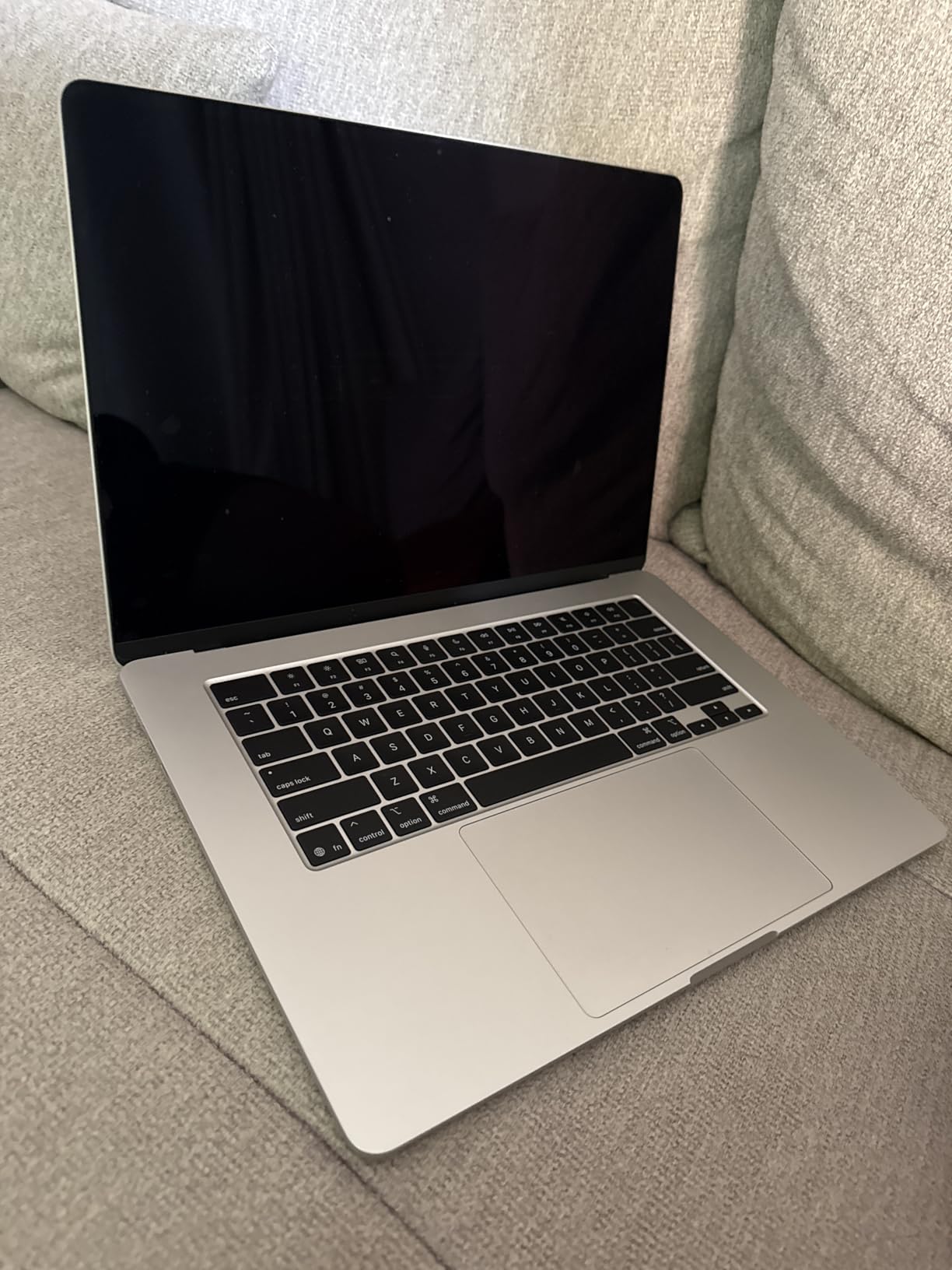 Apple 2025 MacBook Air 15-inch Laptop with M4 chip: Built for Apple Intelligence, 15.3-inch Liquid Retina Display, 16GB Unified Memory, 512GB SSD Storage, 12MP Center Stage Camera, Touch ID; Starlight customer photo 2