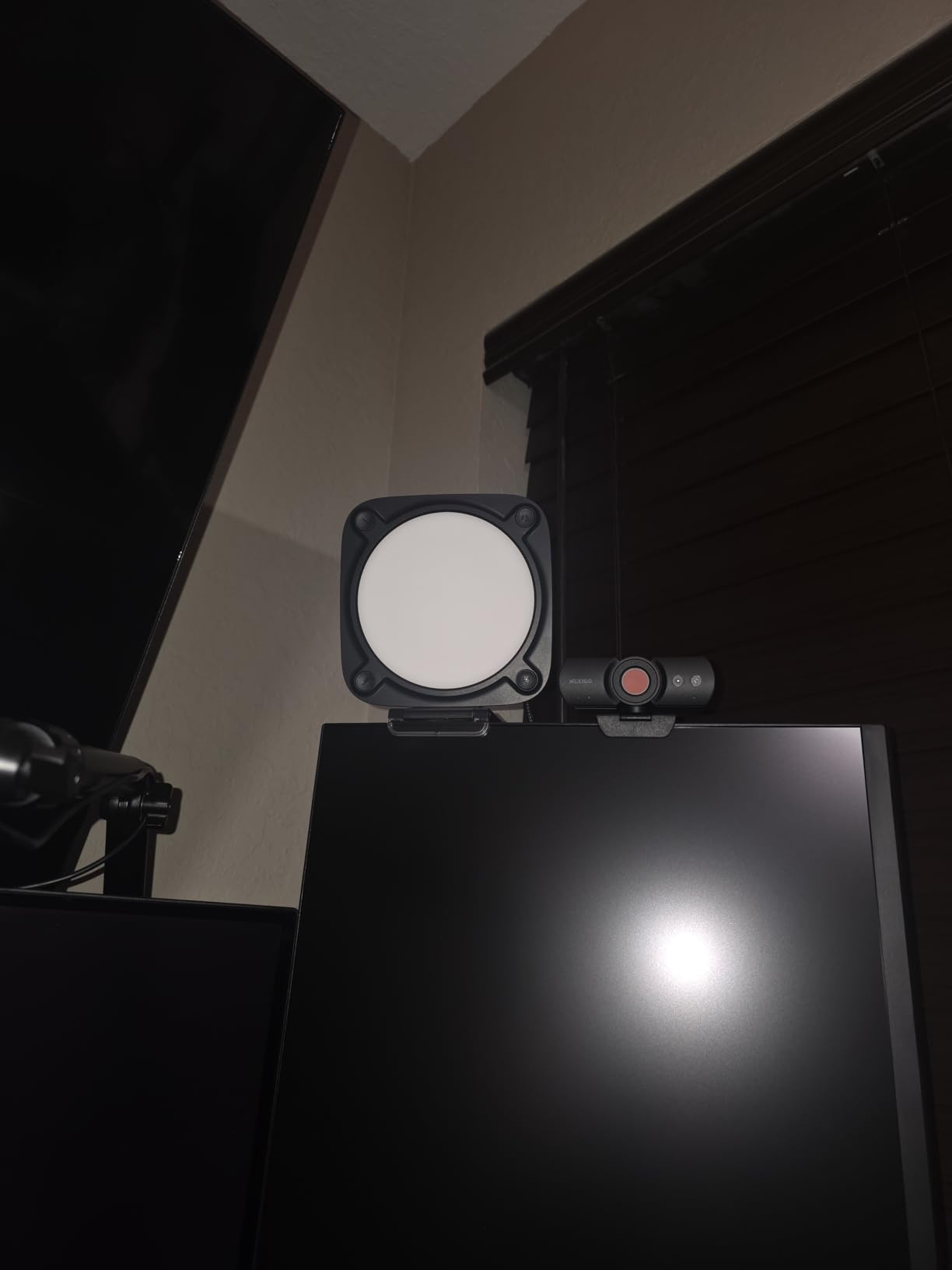 Elgato Key Light Neo (Black) with Monitor Mount - Professional Lighting For Video Calls & Streaming, Onboard or Wi-Fi Control - USB-Powered, Works on Laptop, PC, Mac customer photo 2
