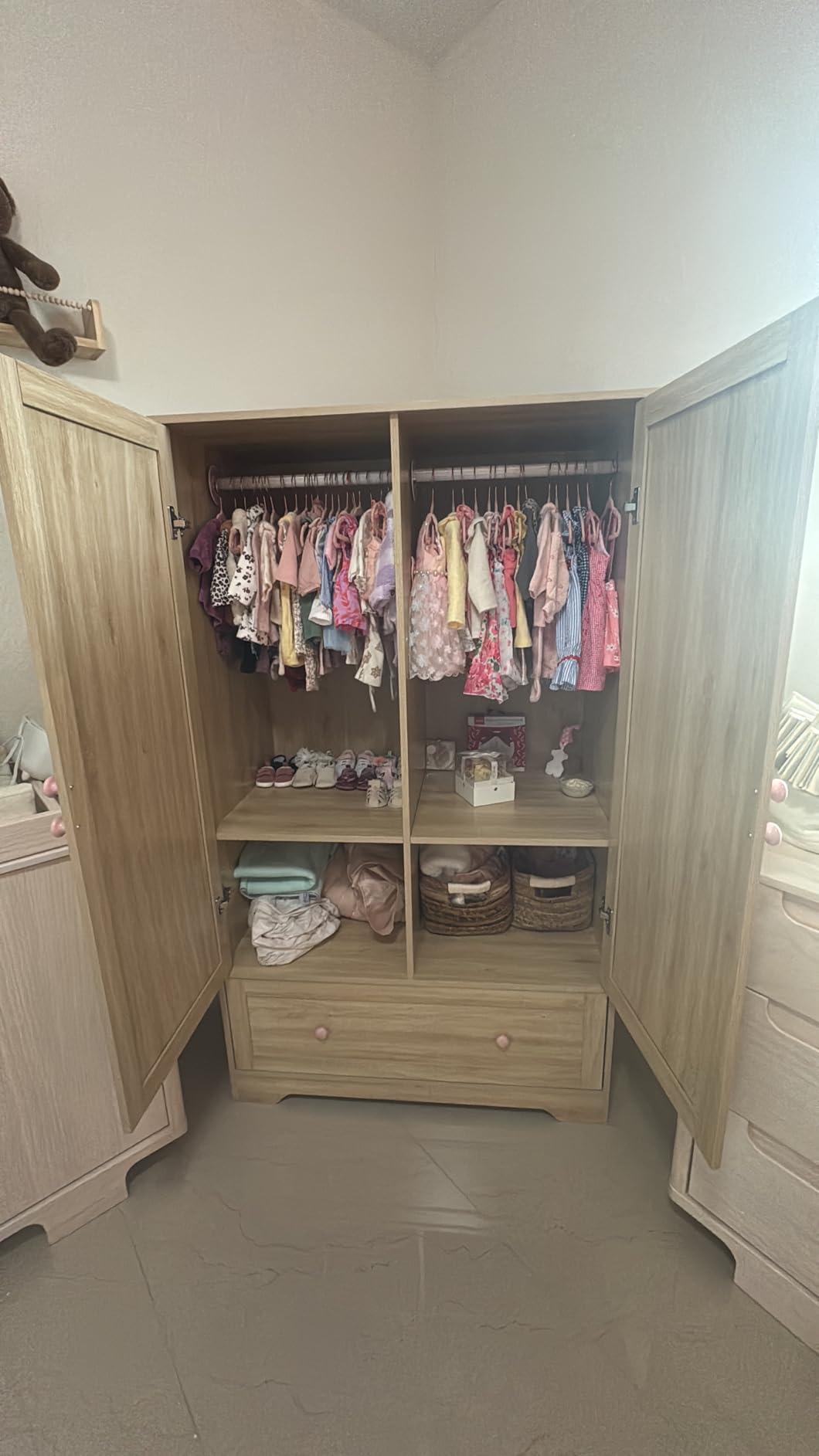 VINGLI Fluted Wardrobe Closet Armoire with Doors And Drawers, Wardrobe Cabinet with Hanging Rack, Bedroom Closet Wood, Oak Free Standing Armoire with Shelf and Solid Wood Legs, 31.5