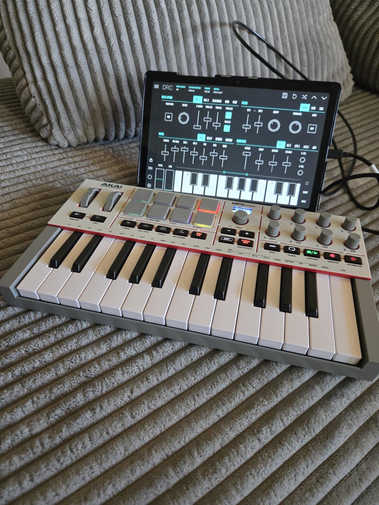 Akai Professional MPK Mini IV USB-C MIDI Keyboard Controller for Beginners and Producers - MPC Drum Pads, 360 Knobs, Pitch and Mod Wheels, Production Software, Native Instruments Sound Package, Black customer photo 1