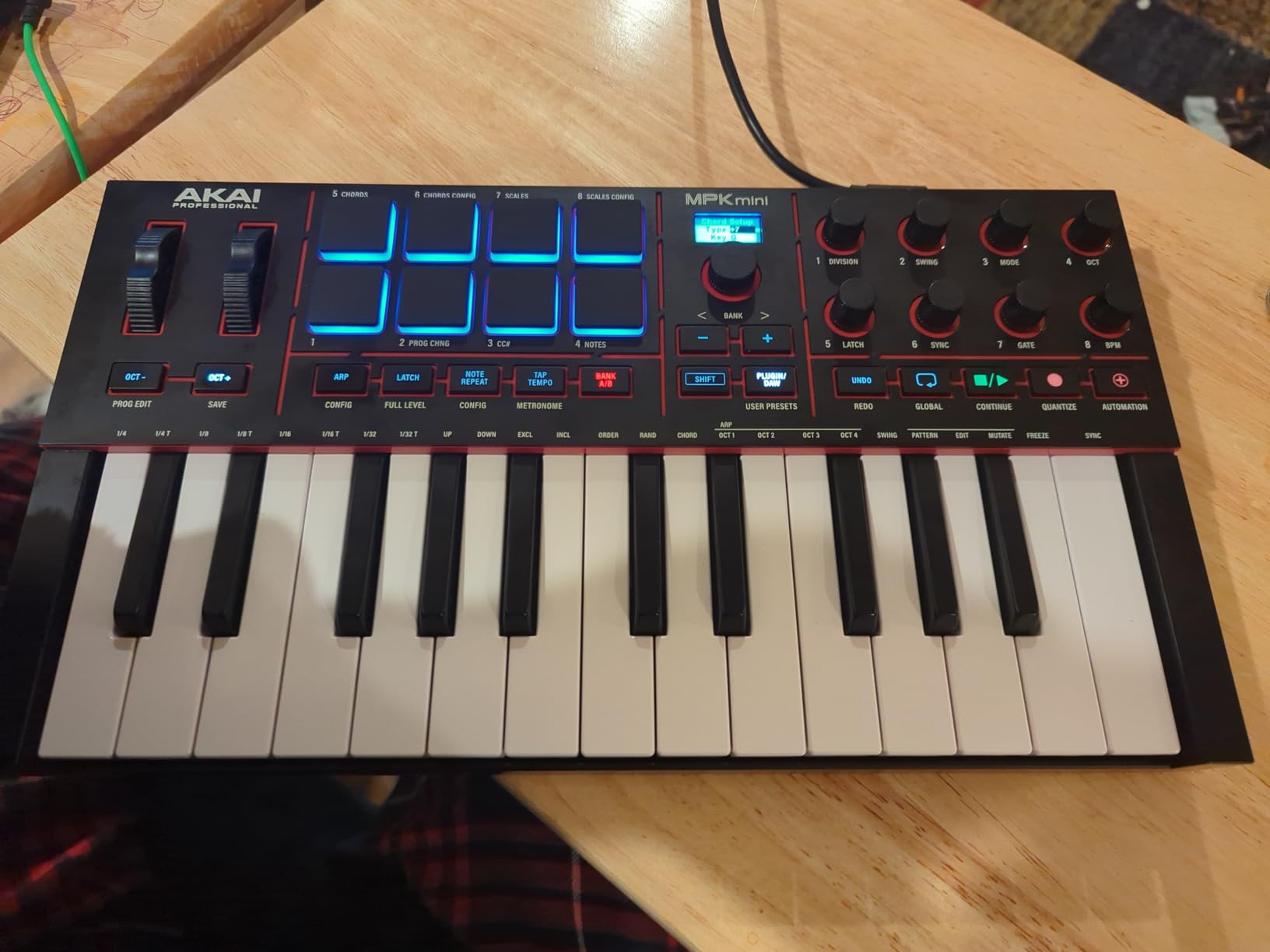 Akai Professional MPK Mini IV USB-C MIDI Keyboard Controller for Beginners and Producers - MPC Drum Pads, 360 Knobs, Pitch and Mod Wheels, Production Software, Native Instruments Sound Package, Black customer photo 2