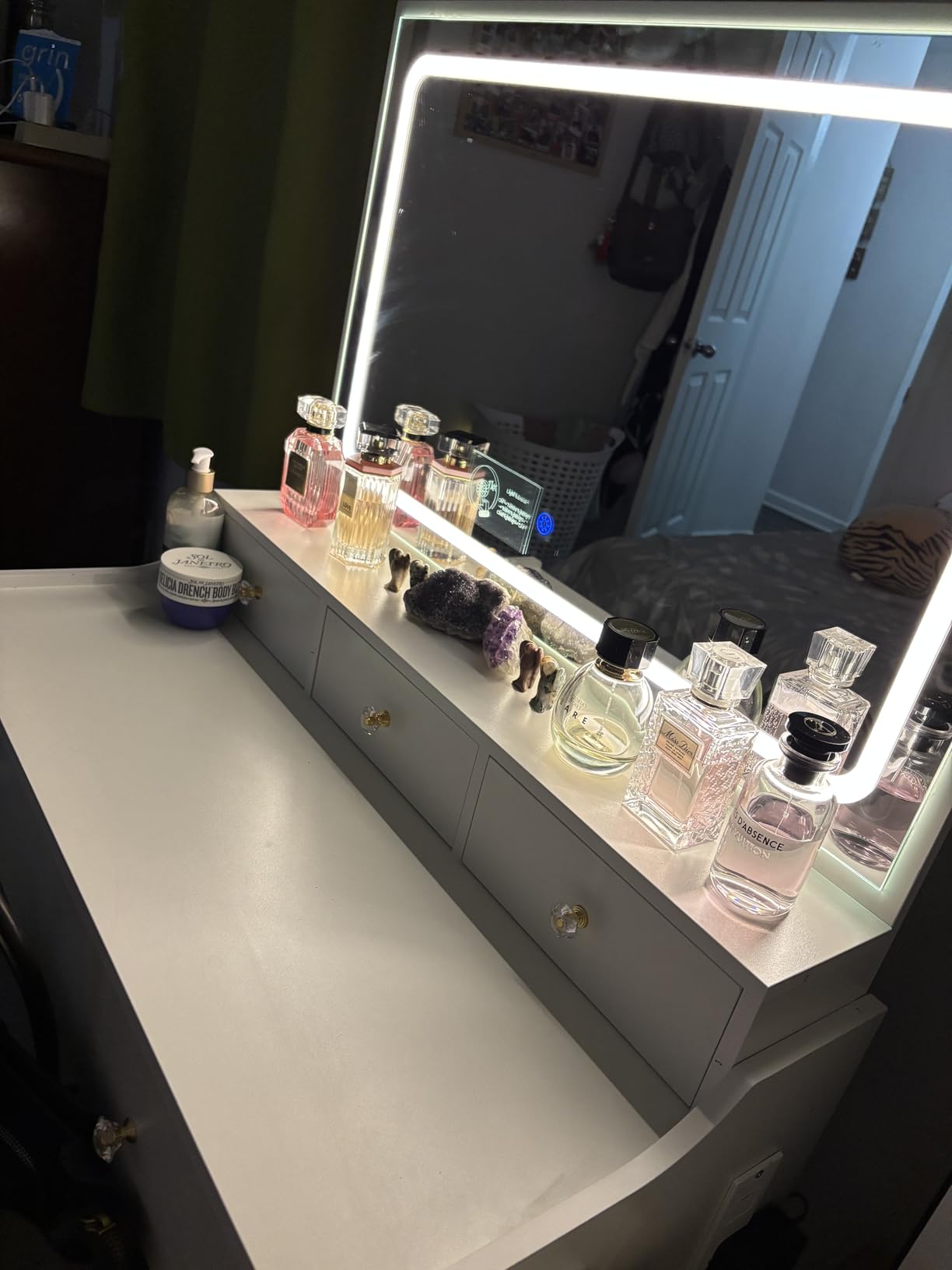 COMHOMA Makeup Vanity Desk with Mirror and Lights, Vanity Table and Chair Set with 5 Drawers & Charging Station, Modern Dressing Table for Girls, Stepless Dimmable & 3 Color Adjustable, Pearl White customer photo 2