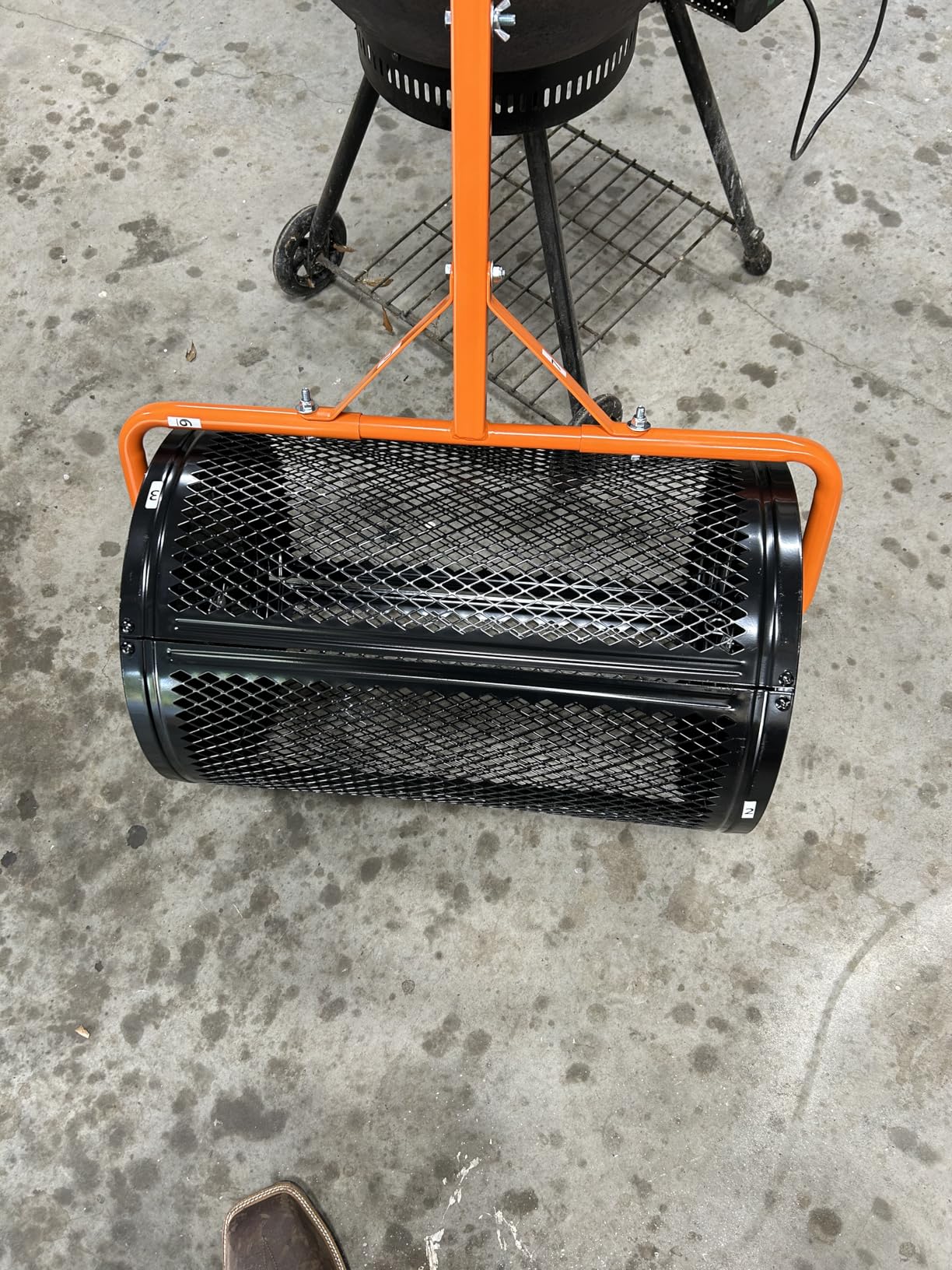 VEVOR Tow Behind Broadcast Spreader, 130LBS Capacity, Tow/Push Garden Spreader with 13 in Tires, 30 Adjustable Setting & 9.8 ft Spreading Width customer photo 2