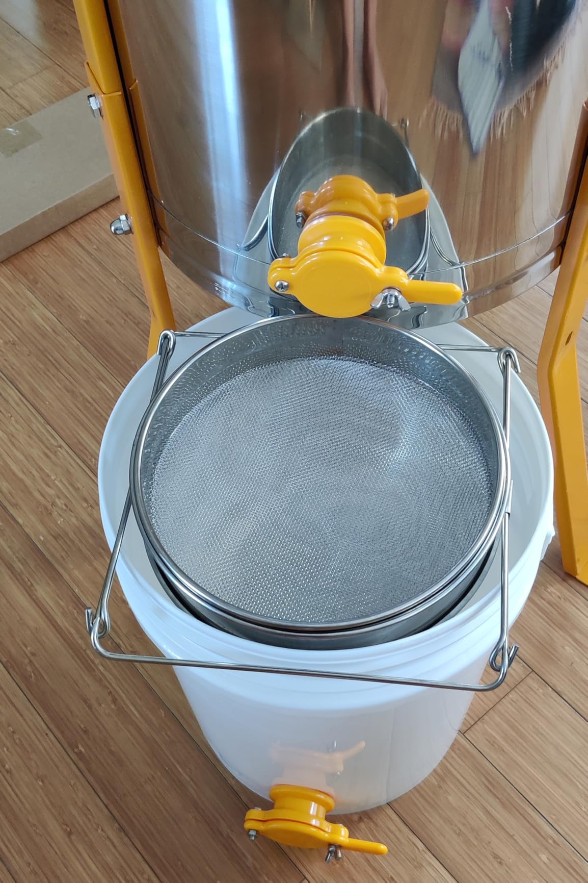 6 Frames Manual Honey Extractor, Basic Stainless Steel Drum Spinner with Clear Lid, Fits 2 Deep and 4 Medium Frames for Beginner Beekeeping Honey Harvest customer photo 1