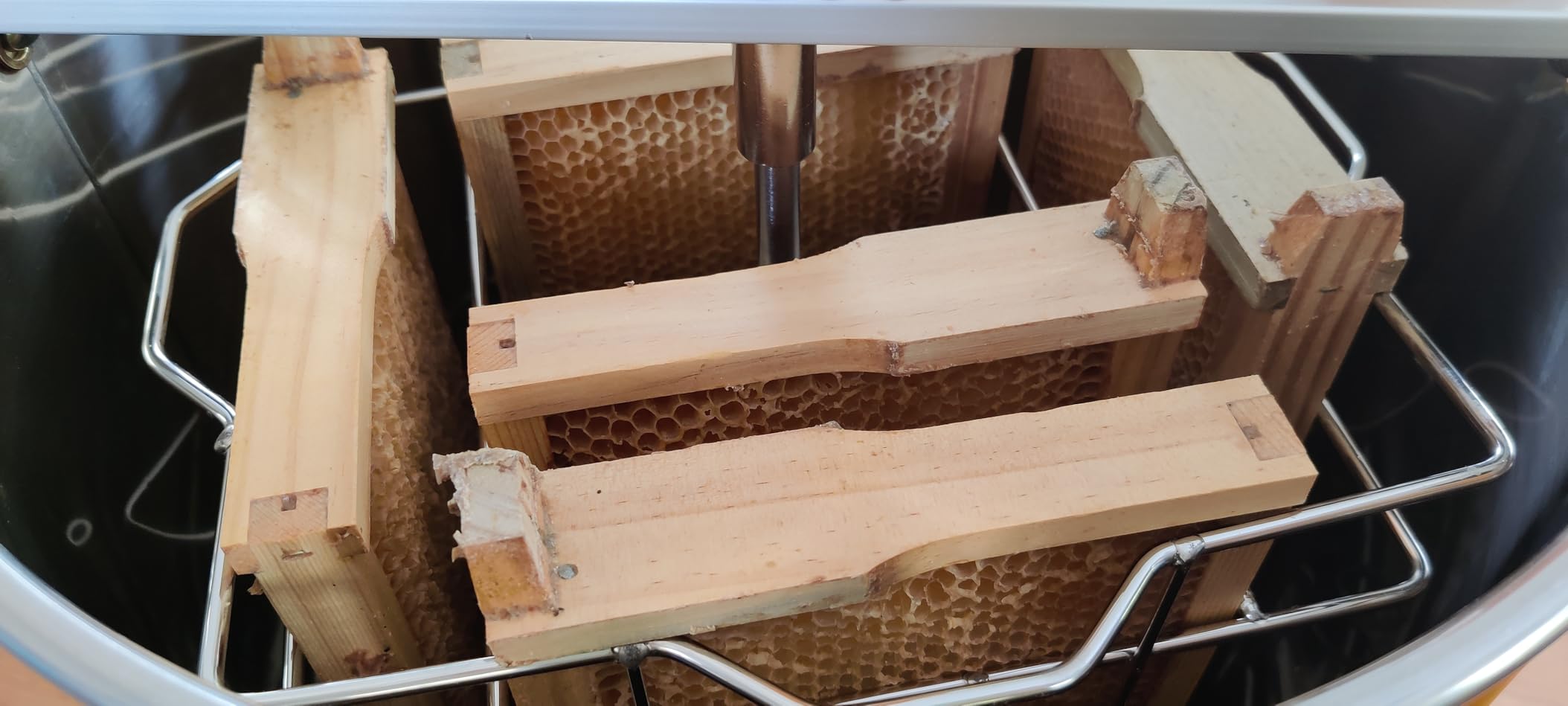 6 Frames Manual Honey Extractor, Basic Stainless Steel Drum Spinner with Clear Lid, Fits 2 Deep and 4 Medium Frames for Beginner Beekeeping Honey Harvest customer photo 2