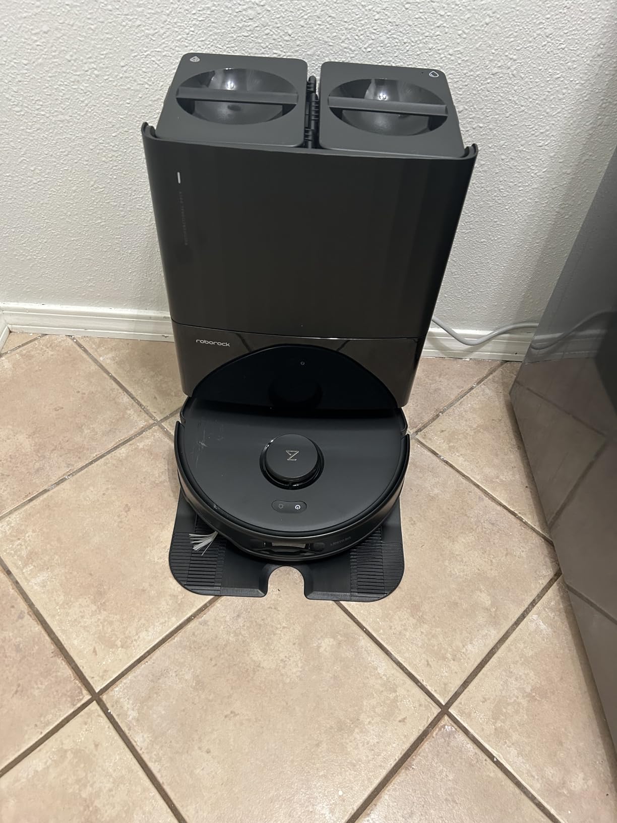 Roborock Qrevo Edge 2 Robot Vacuum and Mop, 25,000Pa, 3.14'' Ultra-Slim, Zero-Tangle, AI Object Recognition, 176F Hot Water Mop Washing & Auto-Drying, Carpet & Pet Hair, FlexiArm Edge Cleaning customer photo 1