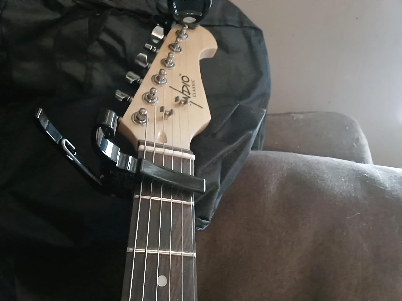 Kyser Quick-Change Guitar Capo for 6-string Acoustic Guitars, Black, KG6BA customer photo 2