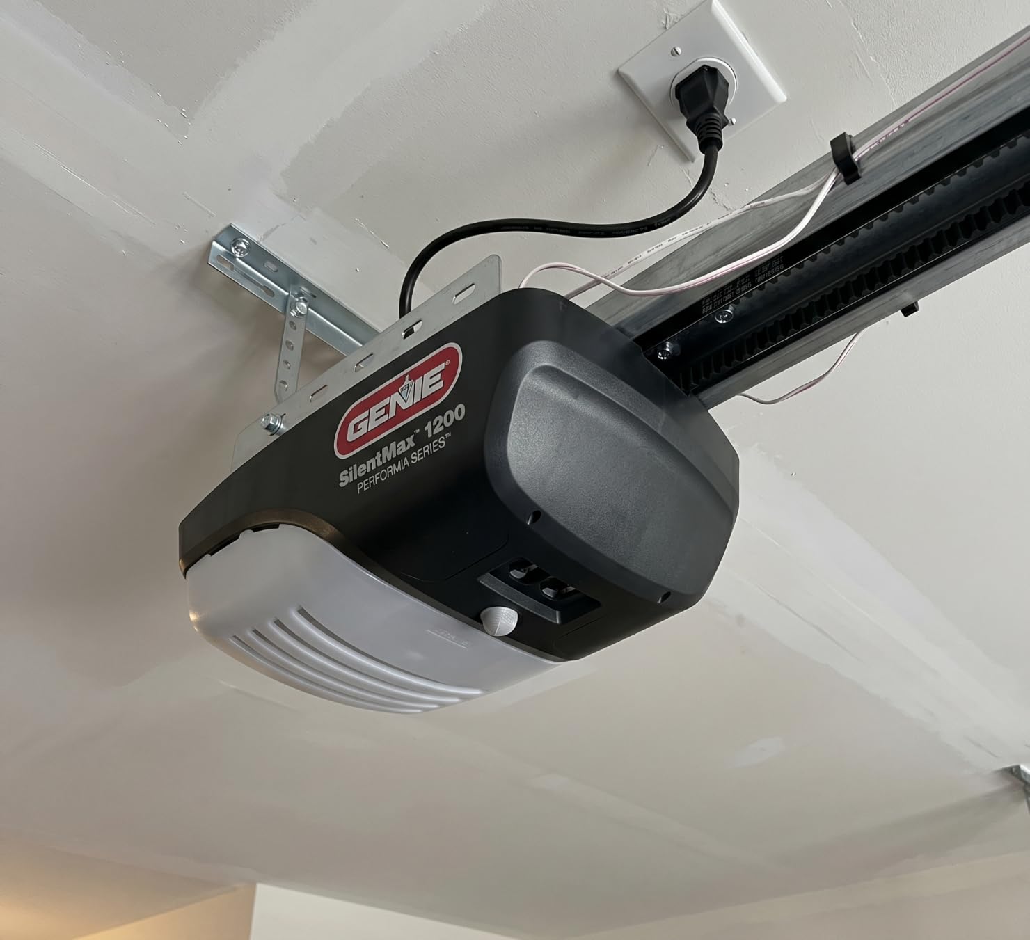 Genie SilentMax 1200 Model 4042-TKH Garage Door Opener with Motion Detection Lighting, Ultra-Quiet Steel-Reinforced Belt Drive, 140V DC Motor customer photo 2