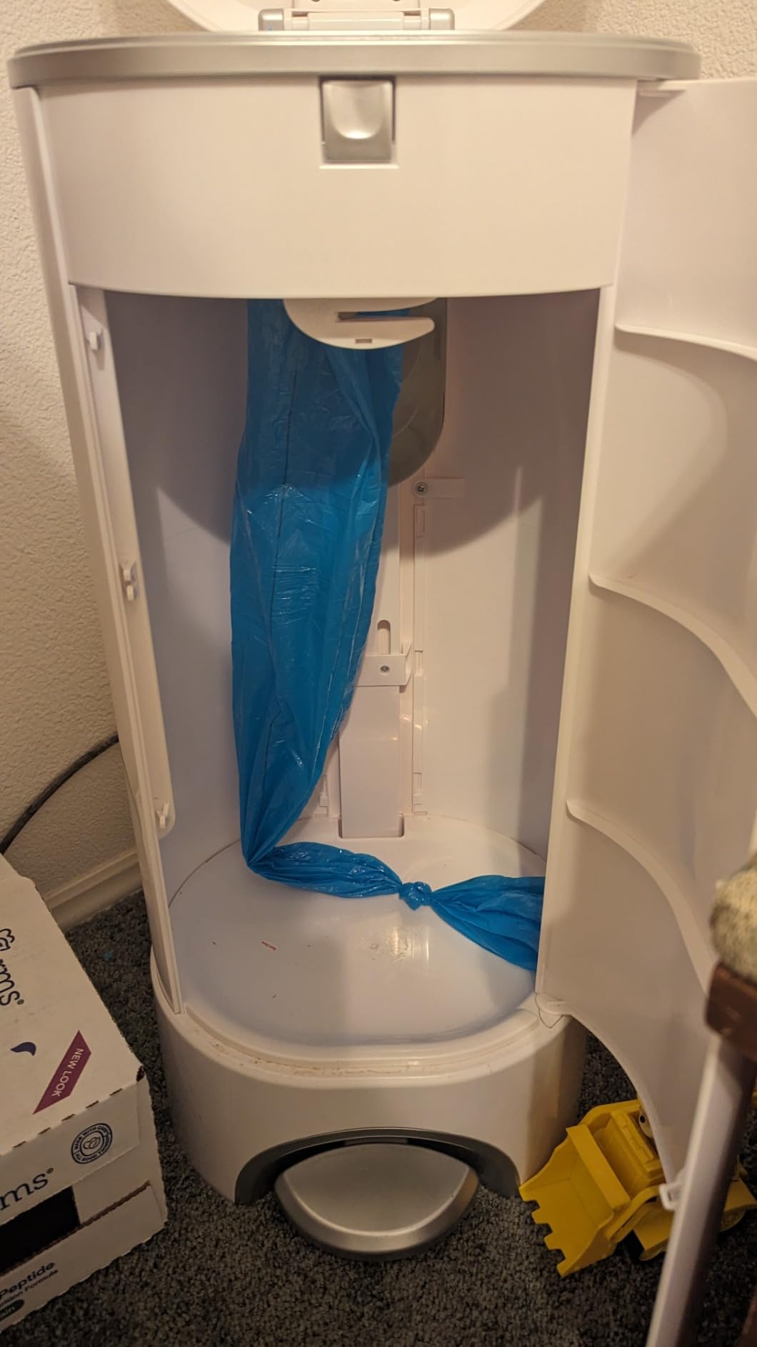 Munchkin STEP Diaper Pail Powered by Arm & Hammer, #1 in Odor Control, Award-Winning customer photo 2
