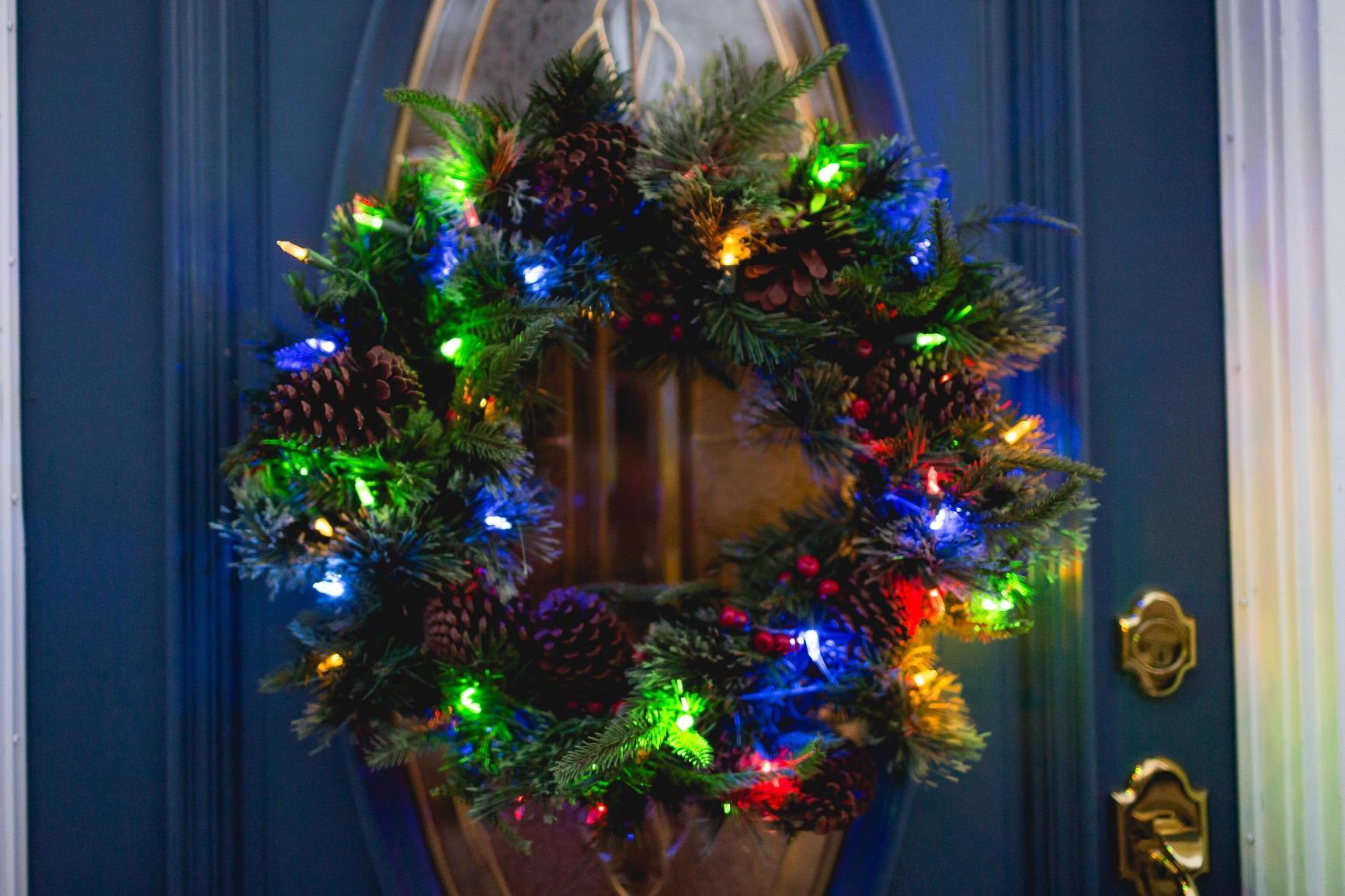 National Tree Company 24 in Pre-Lit Colonial Fir Artificial Christmas Wreath with Red Berries, Pinecones, 50 LED Lights, 175 Tips, 10 Light Functions, Timer customer photo 1