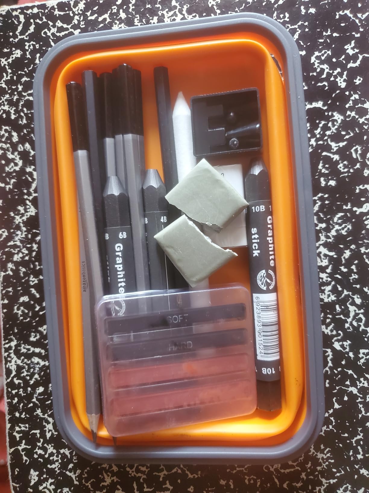 Amazon Basics Sketching and Drawing Art Pencil Kit, 17-Piece Set for Artists customer photo 1