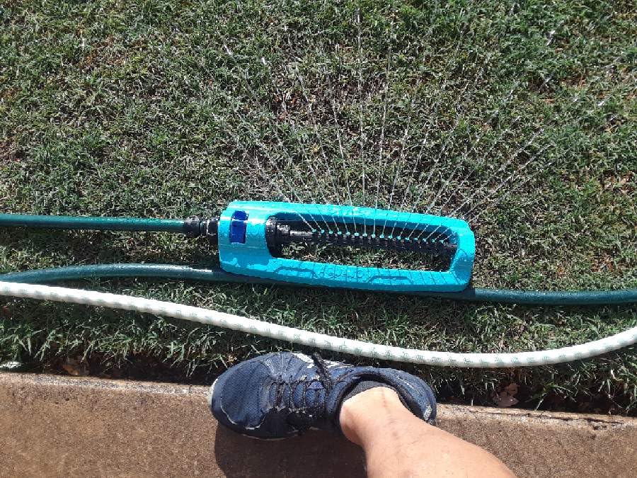 Aqua Joe Oscillating Sprinkler with Adjustable Spray, 16 Clog-Resistant Nozzles, Metal Base & 3600 Square Foot Coverage, Compatible with Garden Hoses customer photo 1