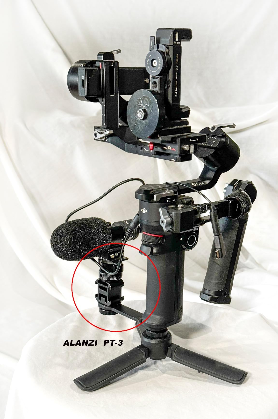 ULANZI PT-3 Triple Cold Shoe Mounts Plate Microphone Led Video Light Extension Bracket Microphone Stand Rig Compatible for DJI OSMO Mobile 3 2 OM 4 Zhiyun Smooth 4/Feiyu Vimble 2 Gimbal Stabilizer customer photo 1