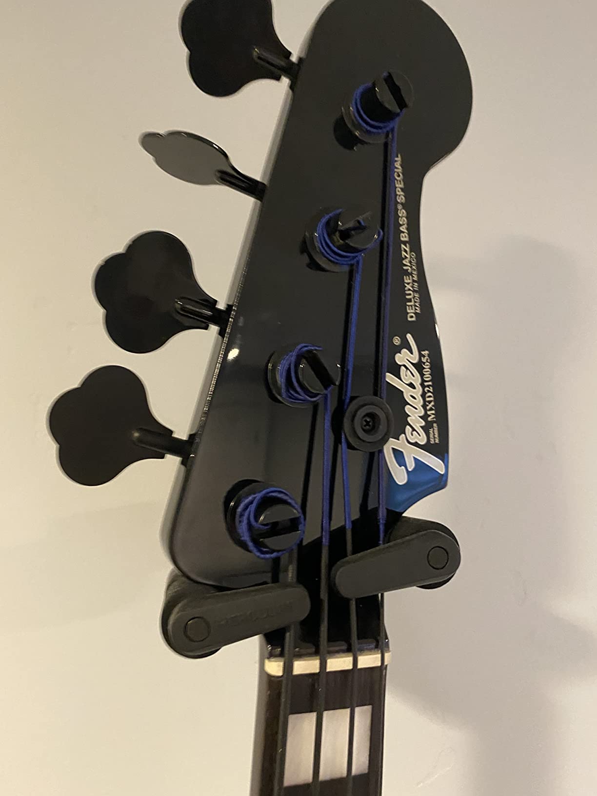 Duff McKagan Deluxe Precision Bass, White Pearl, Rosewood Fingerboard customer photo 1