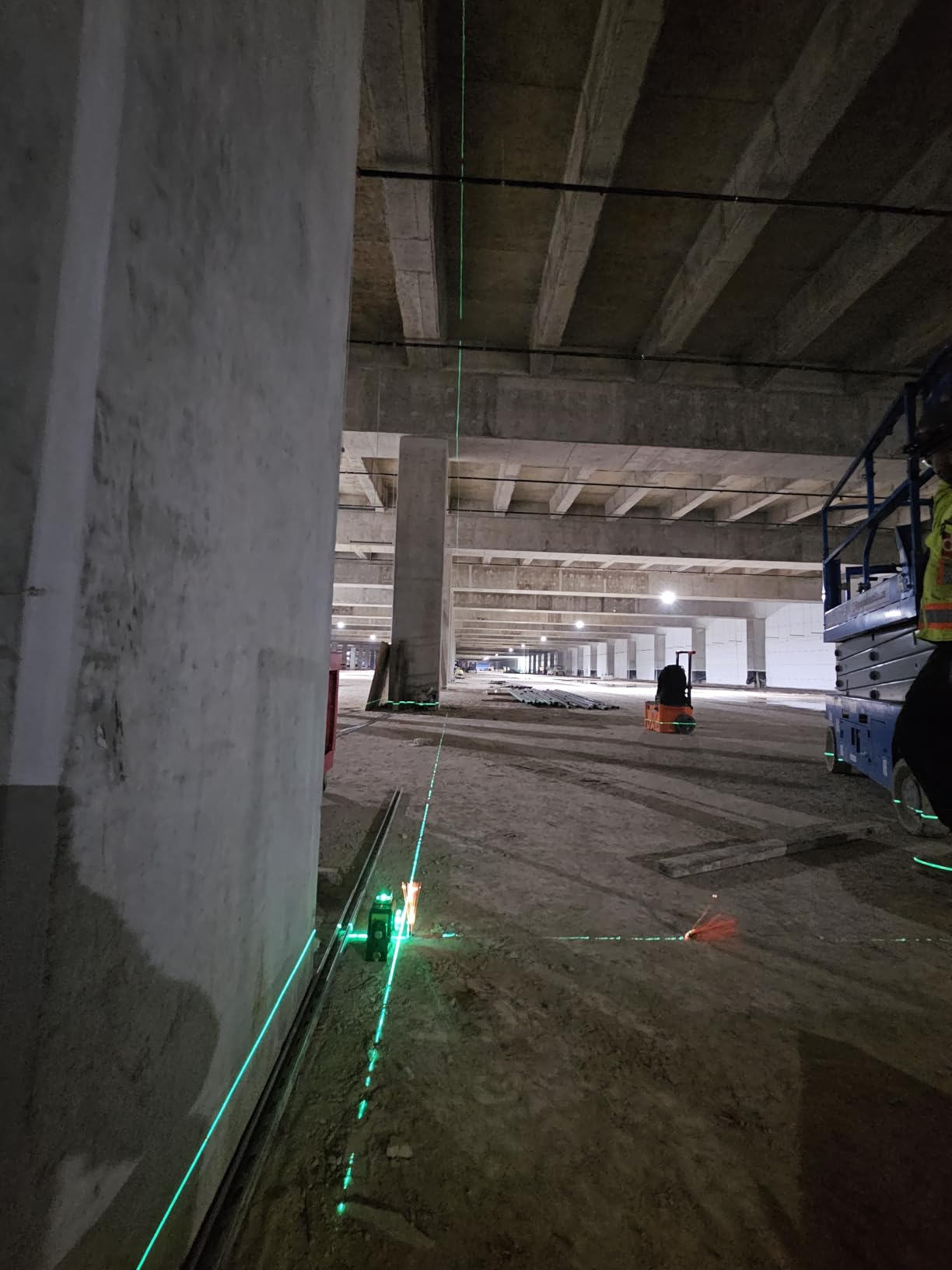HUEPAR Laser Level 360 Self Leveling, Rechargeable 3D High Brightness Green Laser 3x360° Best Laser Leveler Tool for Construction and Picture Hanging - B03CG customer photo 1