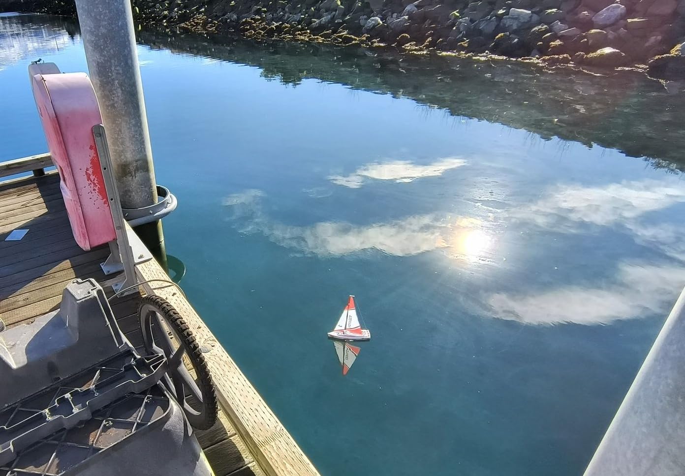 Voyager 280 RC Controlled Wind Powered Sailboat in Blue -17.5
