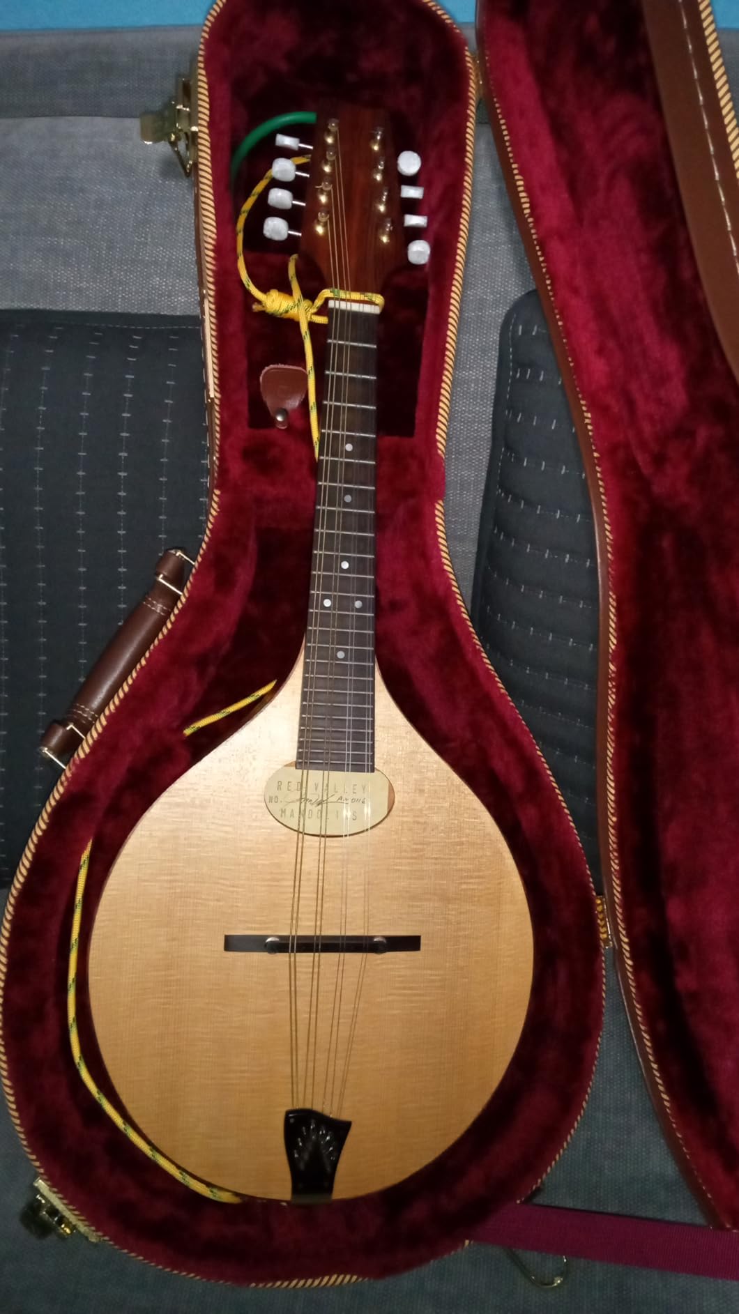 Crossrock Hard Shell Case for F-Style Mandolin in Vinyl Tweed (CRW620MFTW) customer photo 1