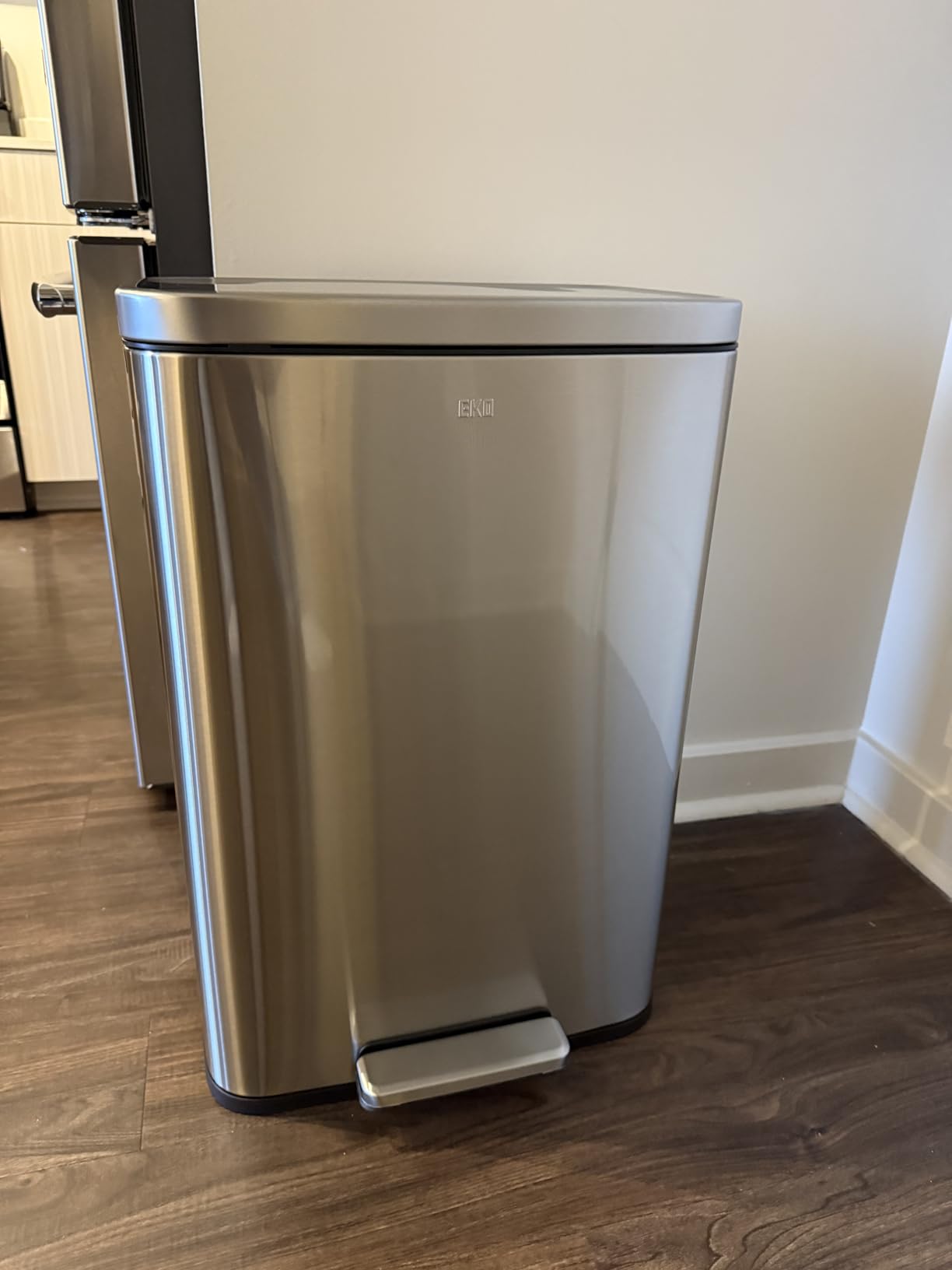 EKO Madison Brushed Stainless Steel 13.2 Gal/50L Kitchen Step Trash Can or Recycling Bin, Removable Inner Liner, Soft Close Lid, Fingerprint Resistant Finish customer photo 2