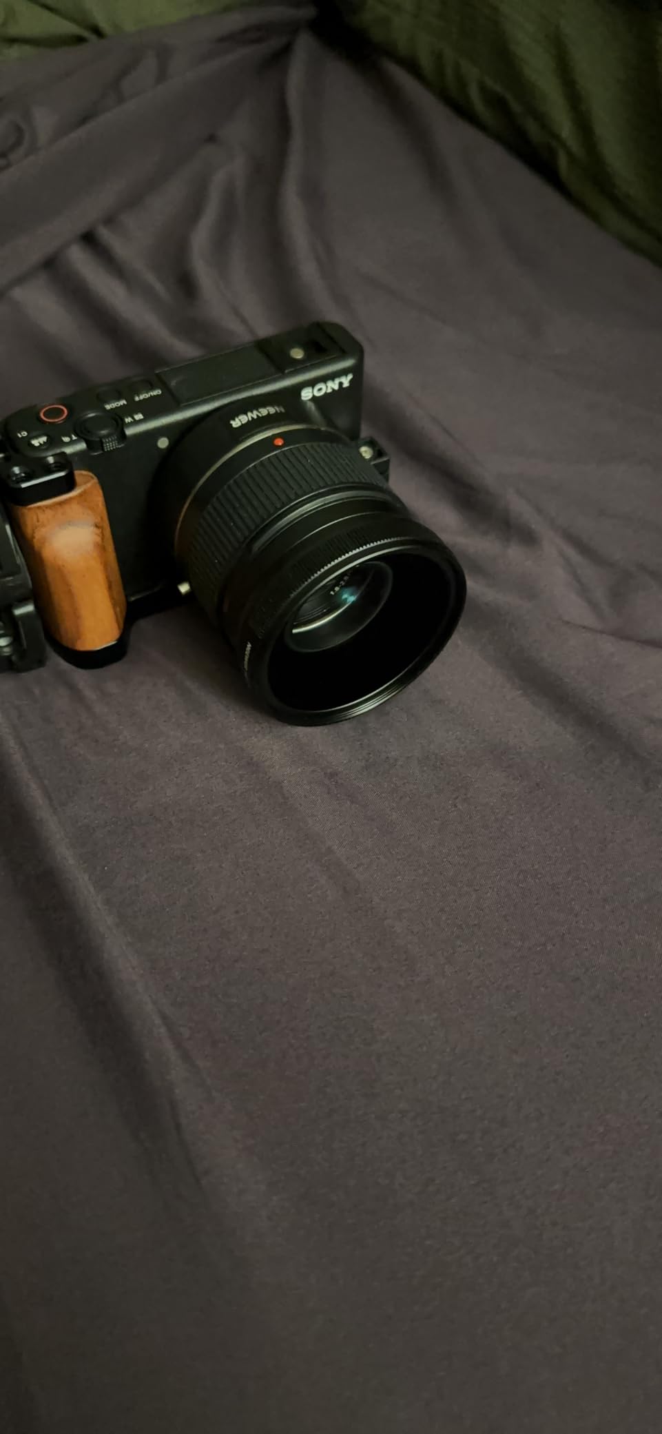 NEEWER Wide Angle Lens Compatible with Sony ZV1 Camera, 2 in 1 18mm HD Wide Angle & 10x Macro Additional Lens with Extension Tube, Bayonet Mount Lens Adapter, Cleaning Cloth (Black Frame) customer photo 1